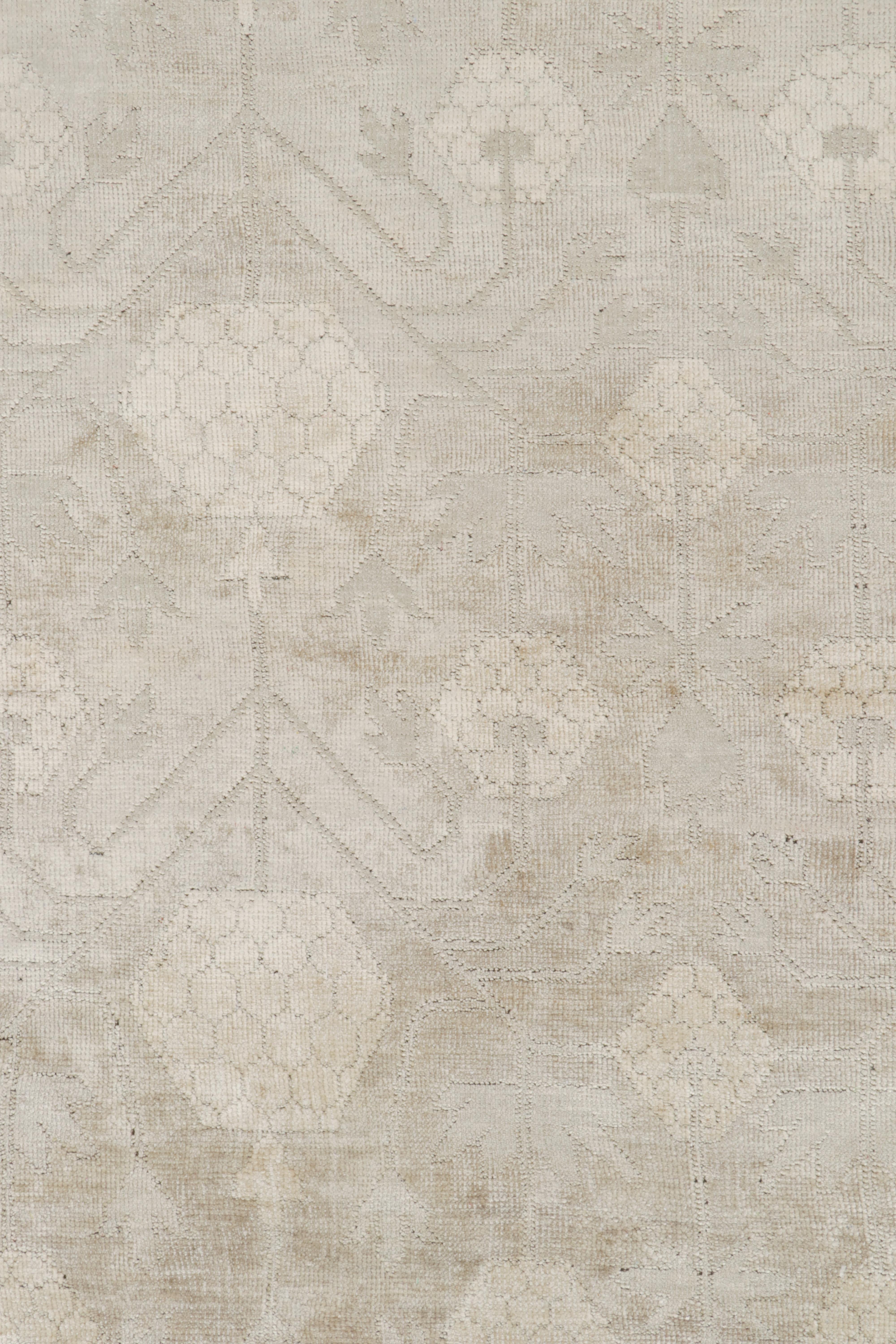 Rug & Kilim's Khotan-Teppich im Samarkand-Stil mit beige-braunen Granatapfelmustern (Handgeknüpft) im Angebot