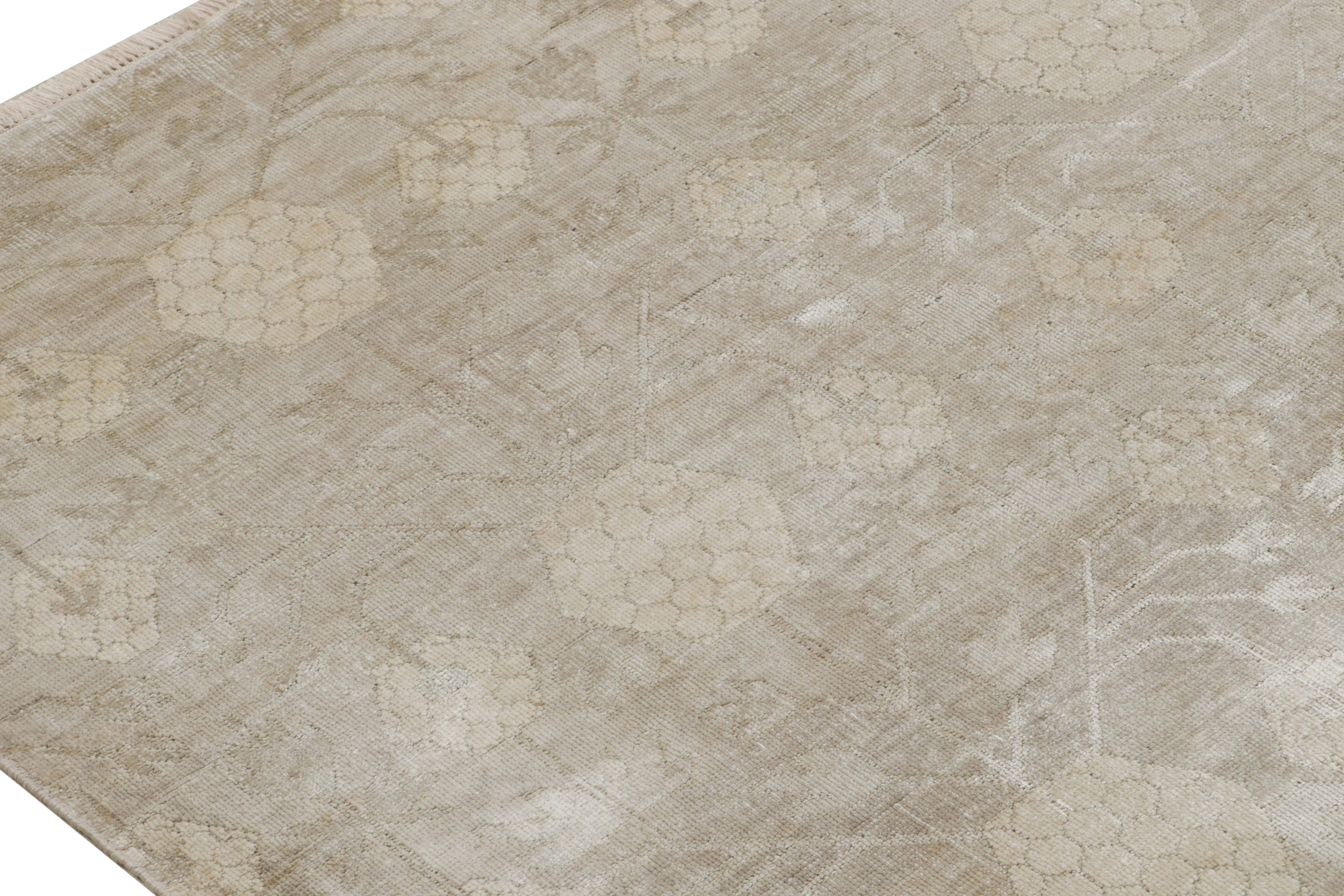 Rug & Kilim's Khotan-Teppich im Samarkand-Stil mit beige-braunen Granatapfelmustern im Zustand „Neu“ im Angebot in Long Island City, NY