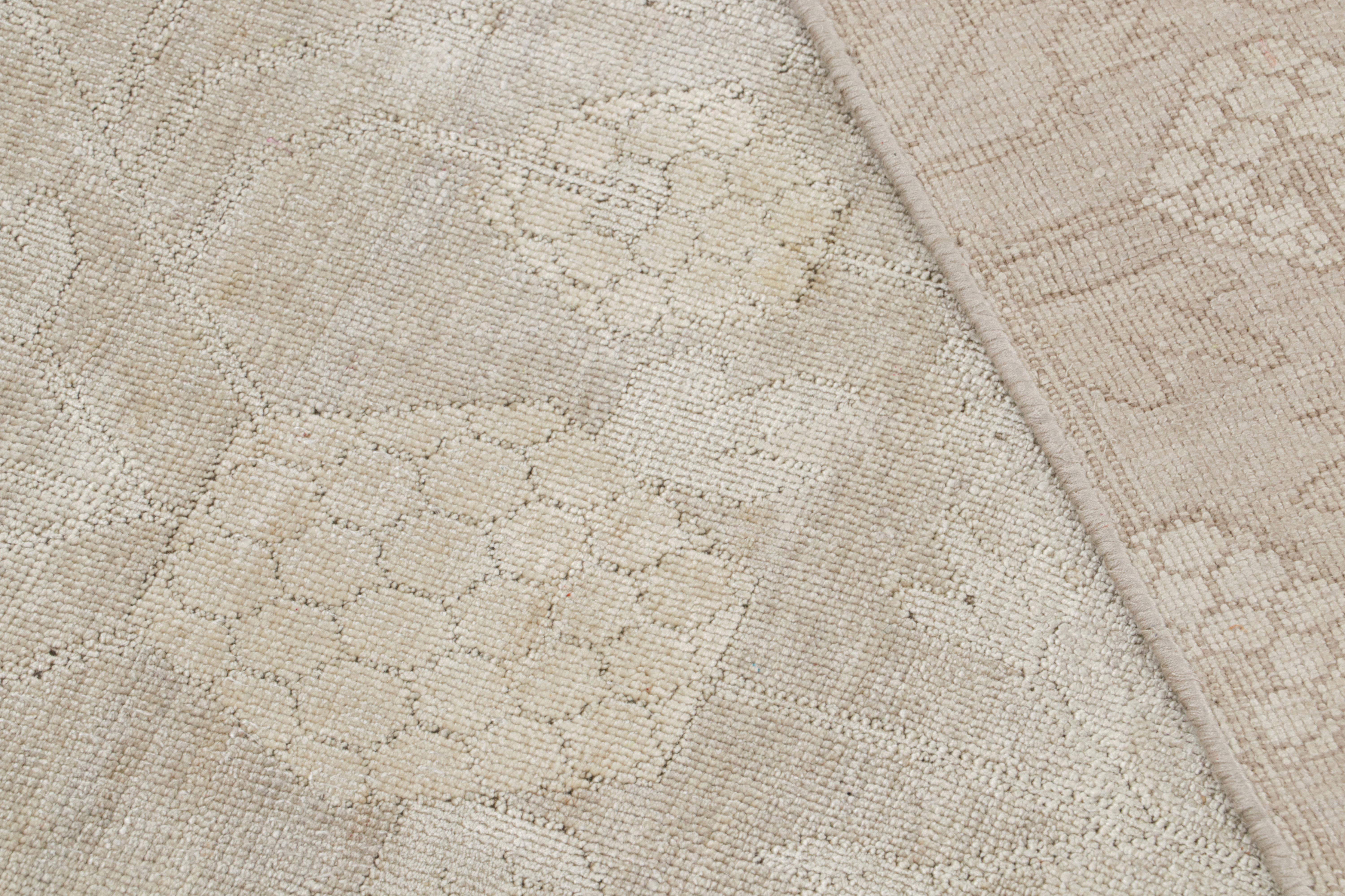 Rug & Kilim's Khotan-Teppich im Samarkand-Stil mit beige-braunen Granatapfelmustern (21. Jahrhundert und zeitgenössisch) im Angebot