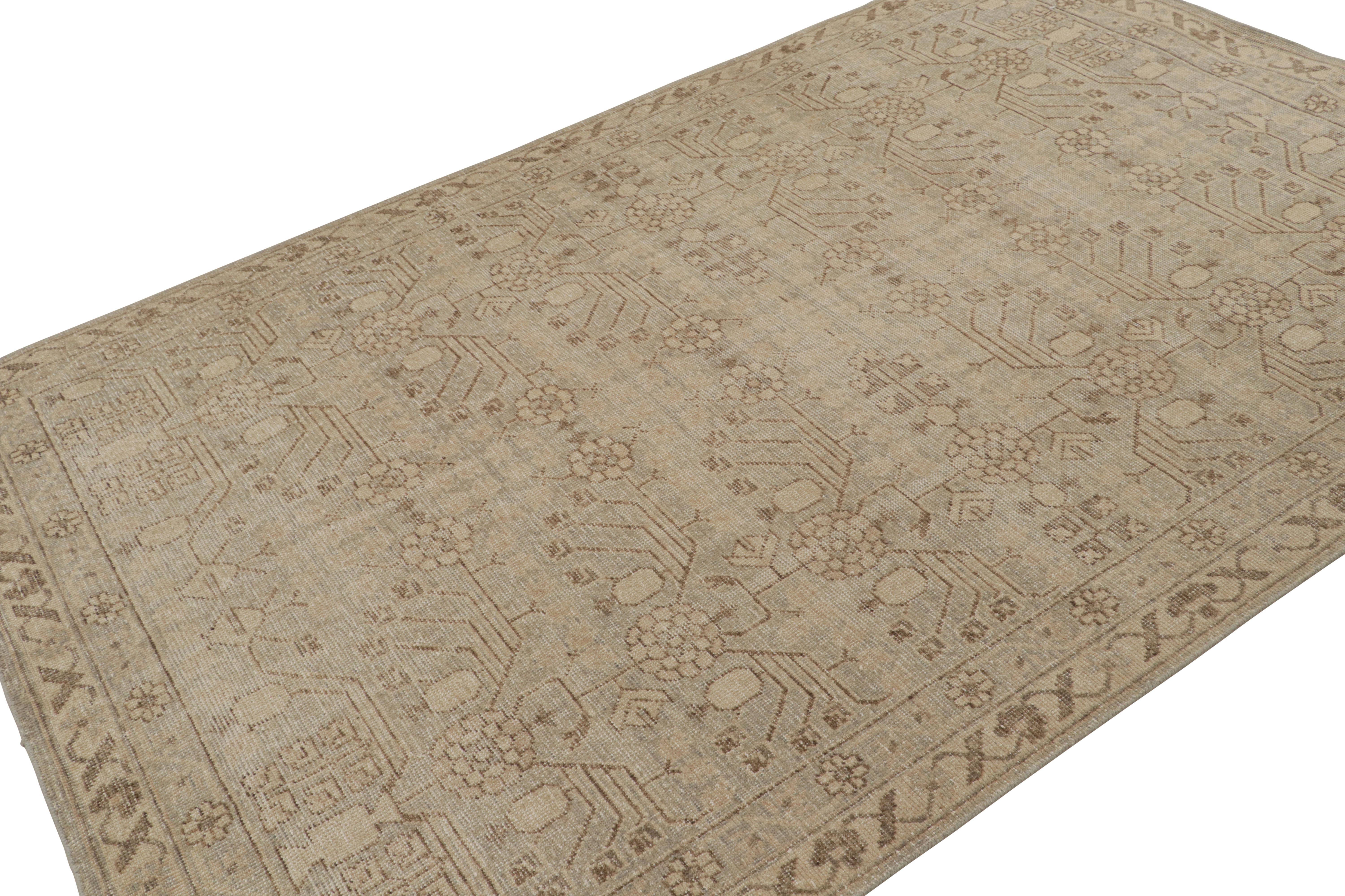 Noué à la main en laine, ce tapis 6x9 de la collection 'Homage' s'inspire des tapis anciens Khotan Samarkand aux motifs de grenades. 

Sur le Design/One ; 

Issu de notre collection 