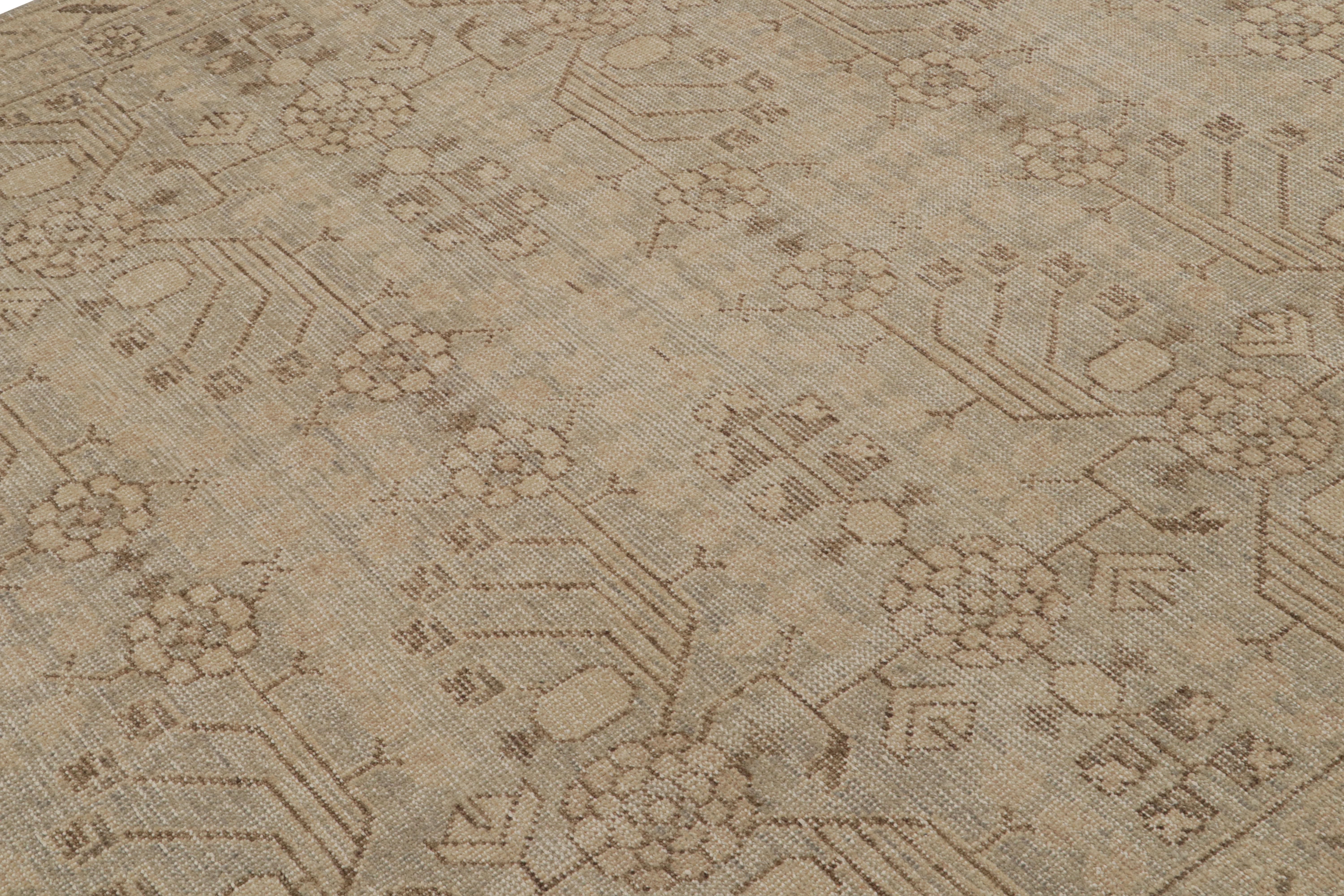 Noué à la main Rug & Kilim's Khotan Samarkand Style Rug with Floral and Pomegranate Patterns (tapis de style Khotan Samarkand avec motifs floraux et de grenades) en vente