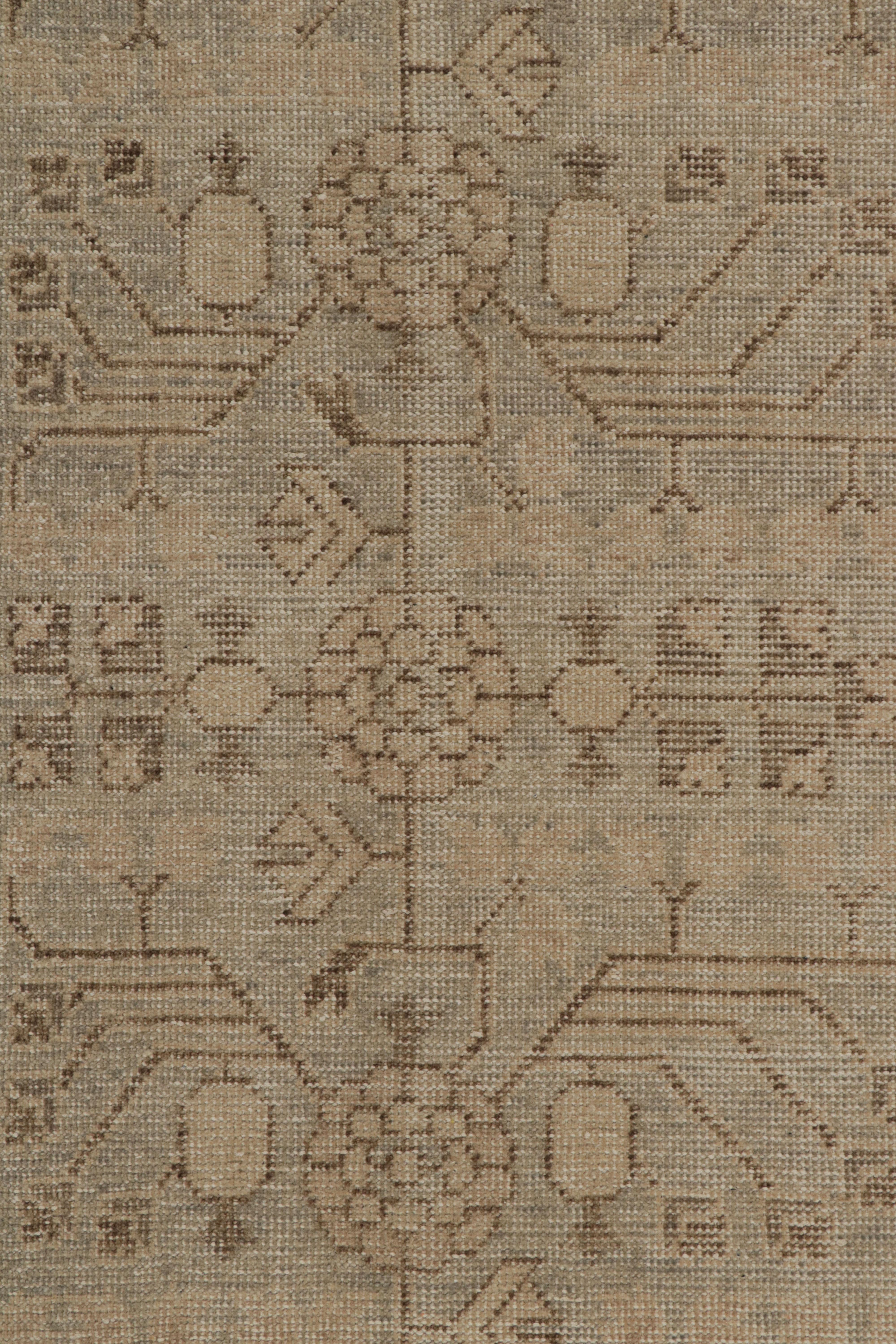 XXIe siècle et contemporain Rug & Kilim's Khotan Samarkand Style Rug with Floral and Pomegranate Patterns (tapis de style Khotan Samarkand avec motifs floraux et de grenades) en vente