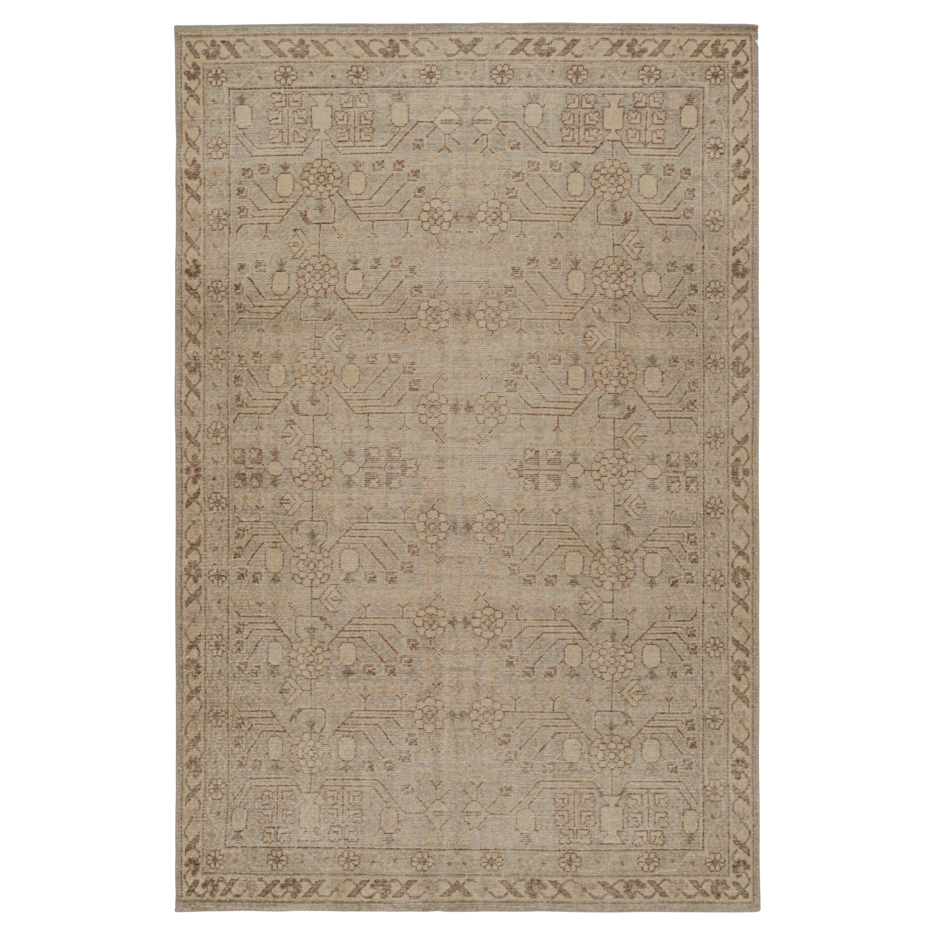 Rug & Kilim's Khotan-Teppich im Samarkand-Stil mit Blumen- und Granatapfelmustern im Angebot