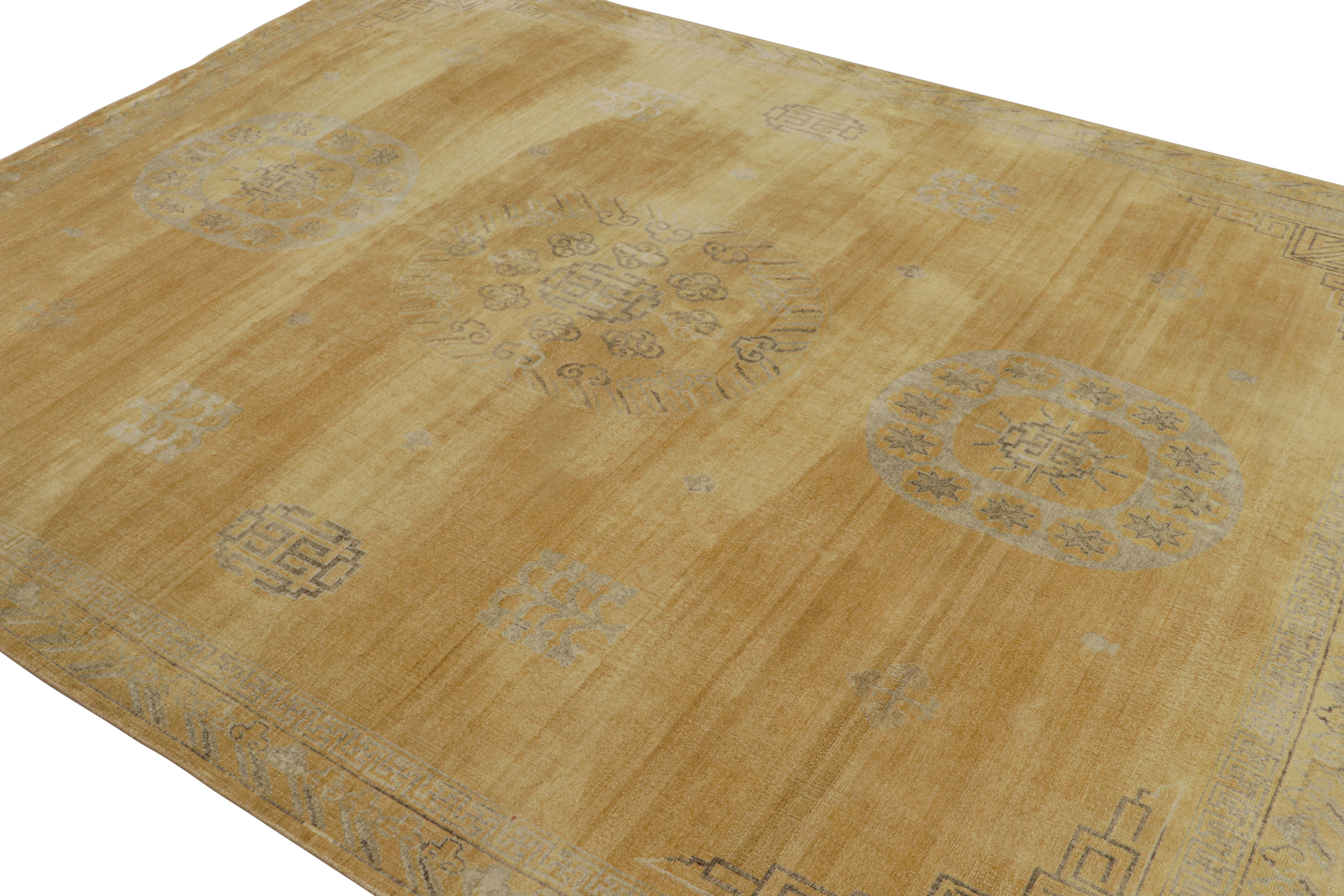 Dieser 8x10 große, handgeknüpfte Seidenteppich aus der 'Modern Classics'-Kollektion ist von den Samarkand-Teppichen aus Khotan inspiriert und zeigt Medaillons im Stil eines offenen Feldes. 

Über das Design; 

Aus unserer Modern