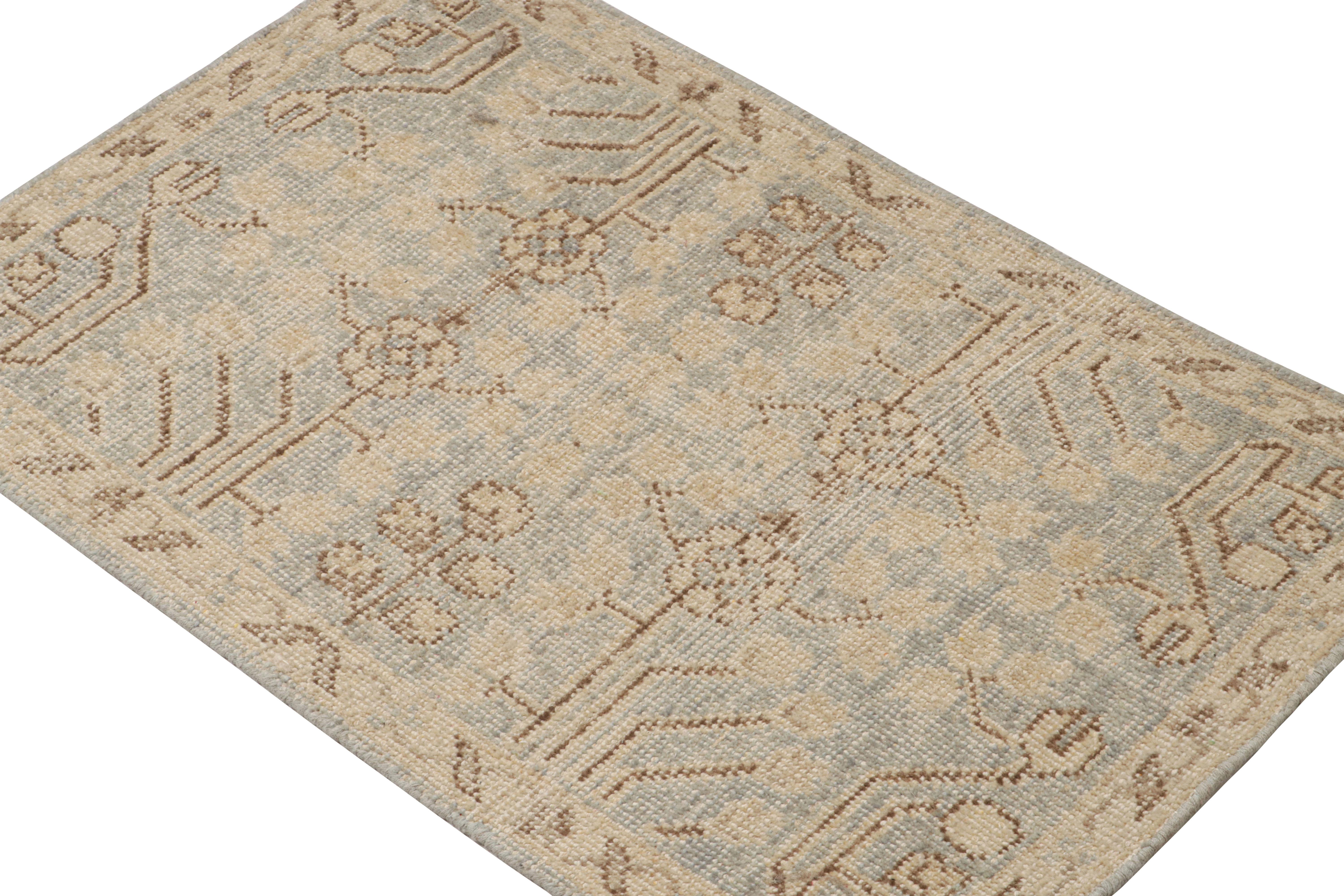 Moderne Rug & Kilim's Khotan Samarkand Style Scatter Rug with Geometric Patterns (tapis à motifs géométriques) en vente