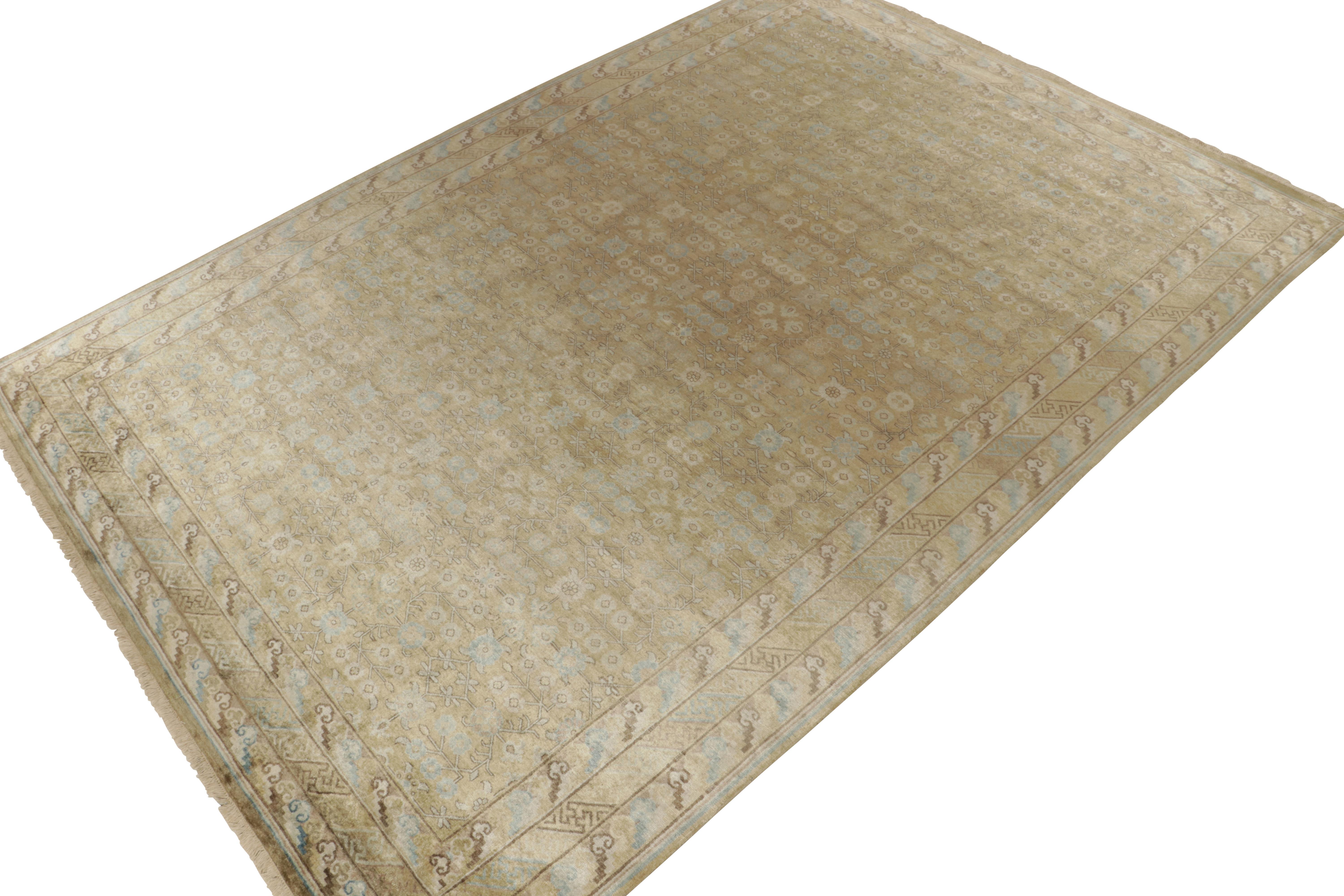 Dieser 10x14 große moderne Teppich aus unserer Modern Classics Collection ist aus luxuriöser Seide handgeknüpft und besonders von antiken Khotan-Samarkand-Teppichen inspiriert. 

Über das Design: Die anmutige Waage besticht durch eine Montage von