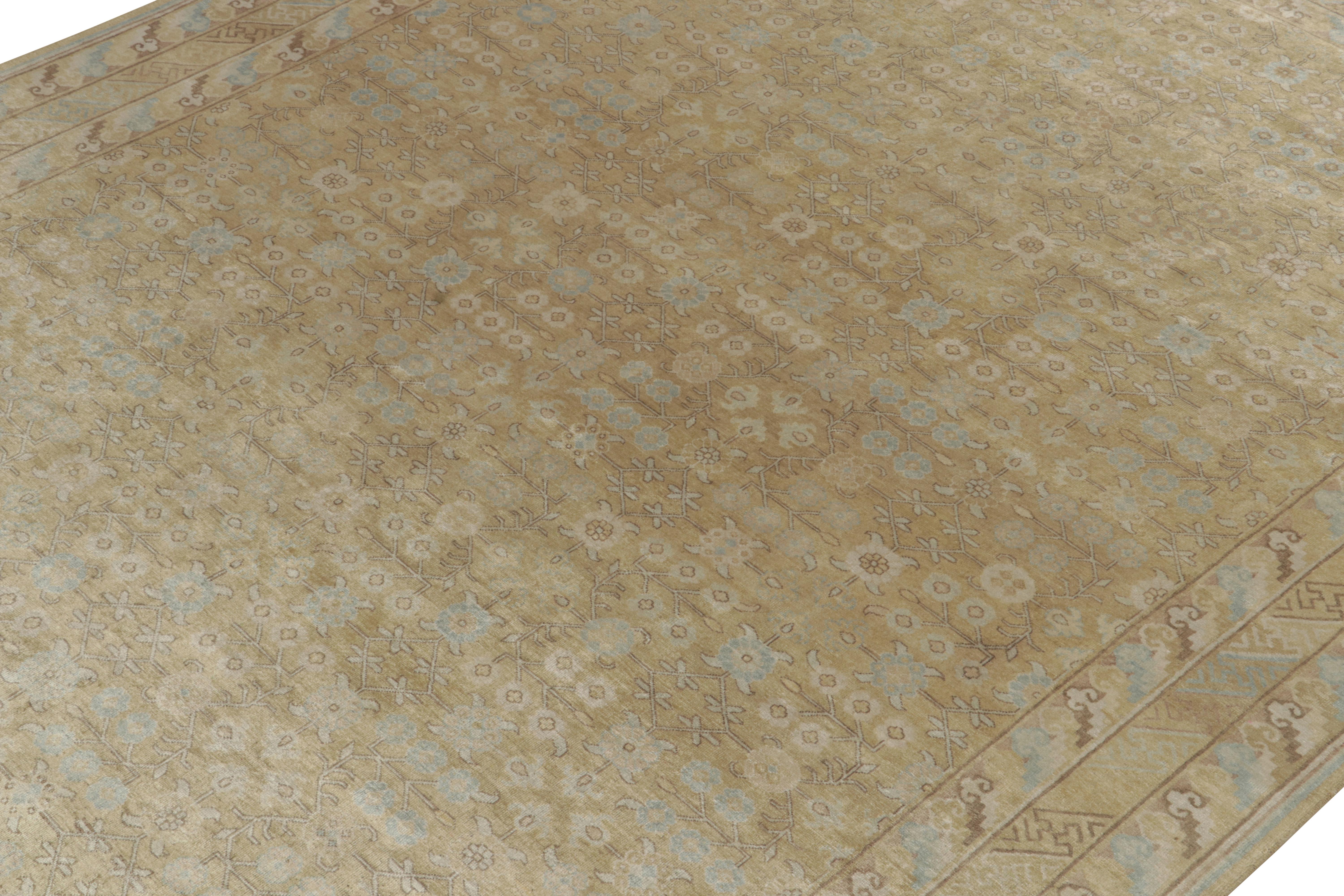 Rug & Kilim's Khotan Stil Contemporary Teppich in Gold und Beige, Geometrisches Muster (Handgeknüpft) im Angebot