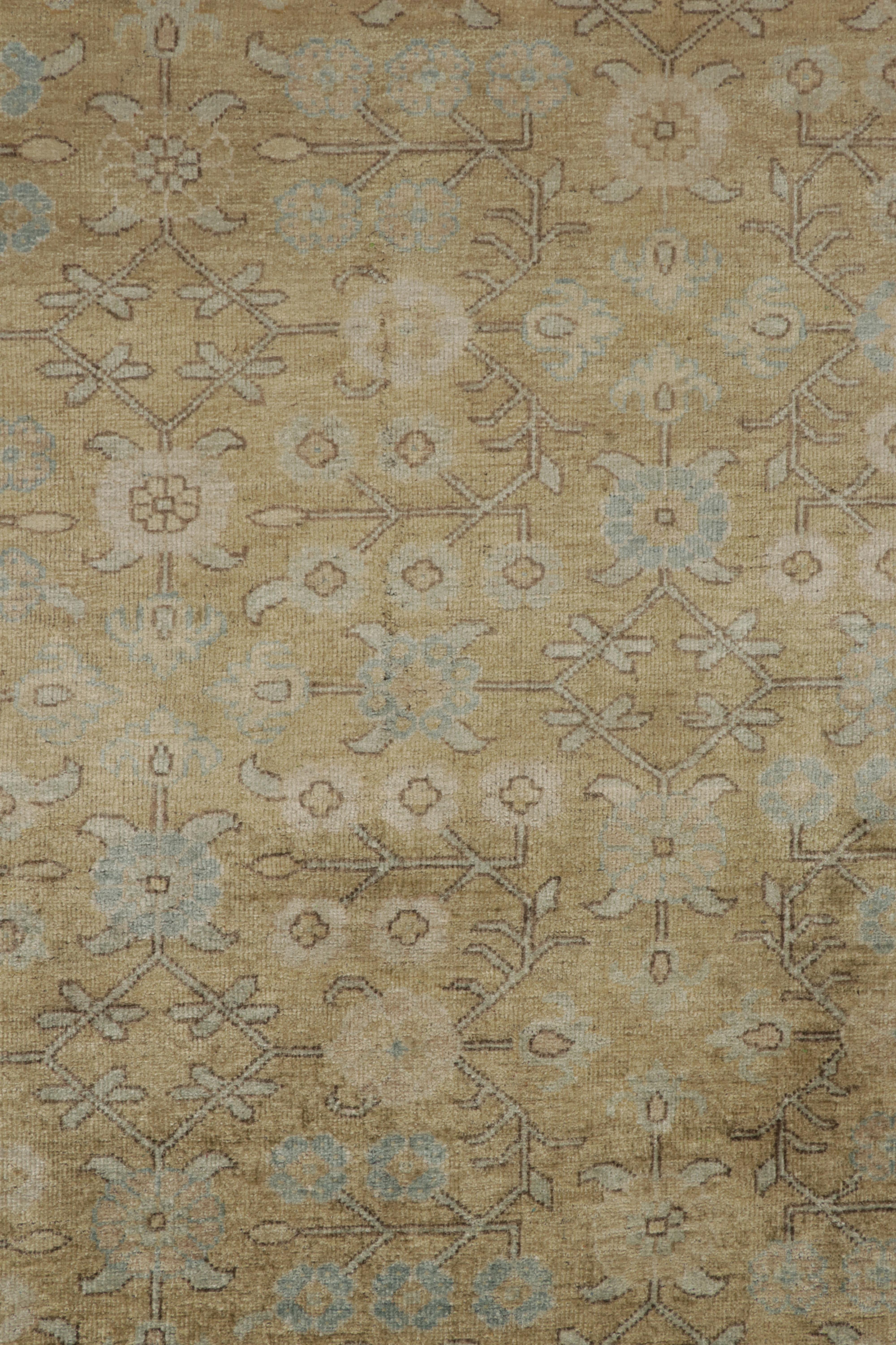 Rug & Kilim's Khotan Stil Contemporary Teppich in Gold und Beige, Geometrisches Muster (21. Jahrhundert und zeitgenössisch) im Angebot