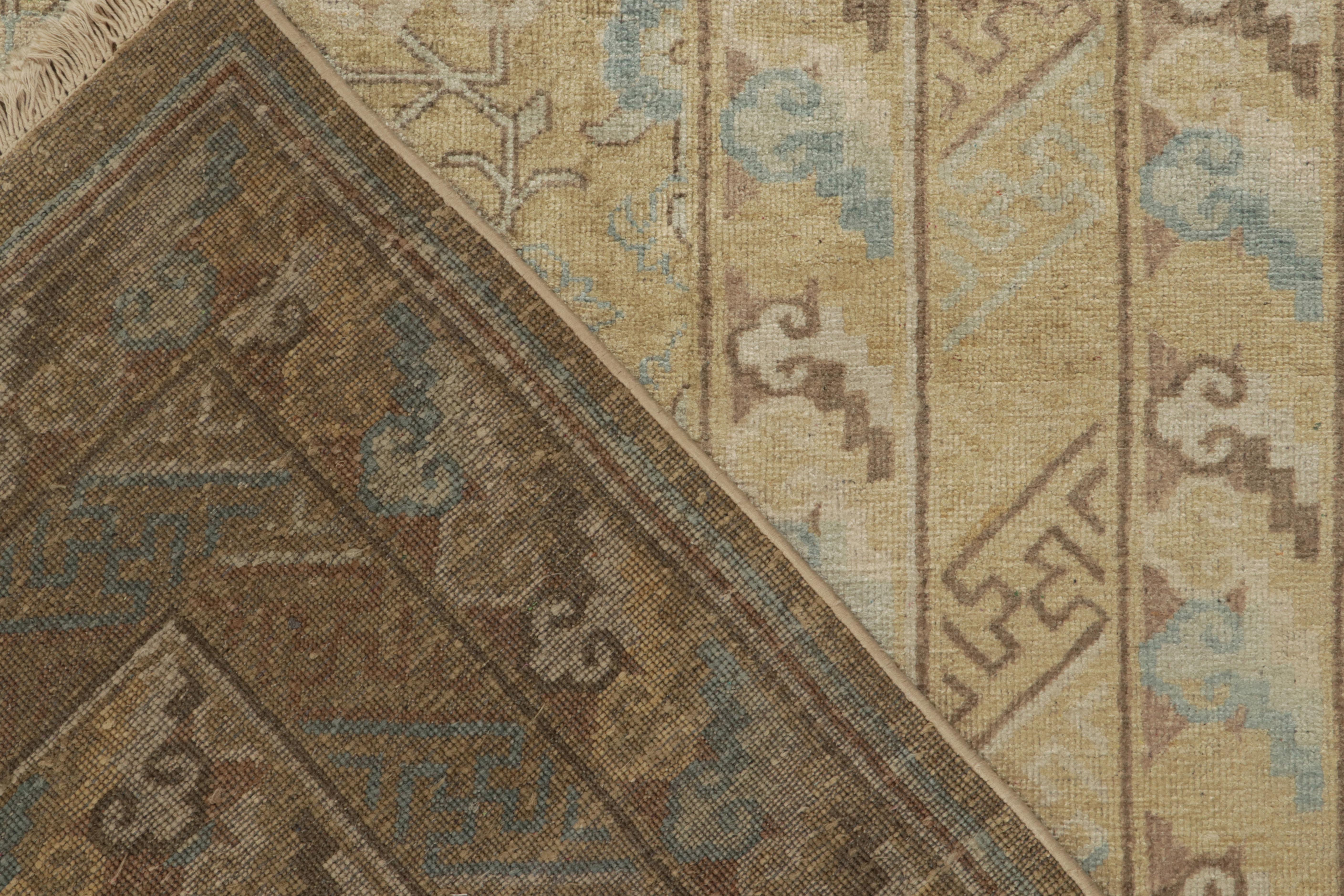 Rug & Kilim's Khotan Stil Contemporary Teppich in Gold und Beige, Geometrisches Muster (Seide) im Angebot