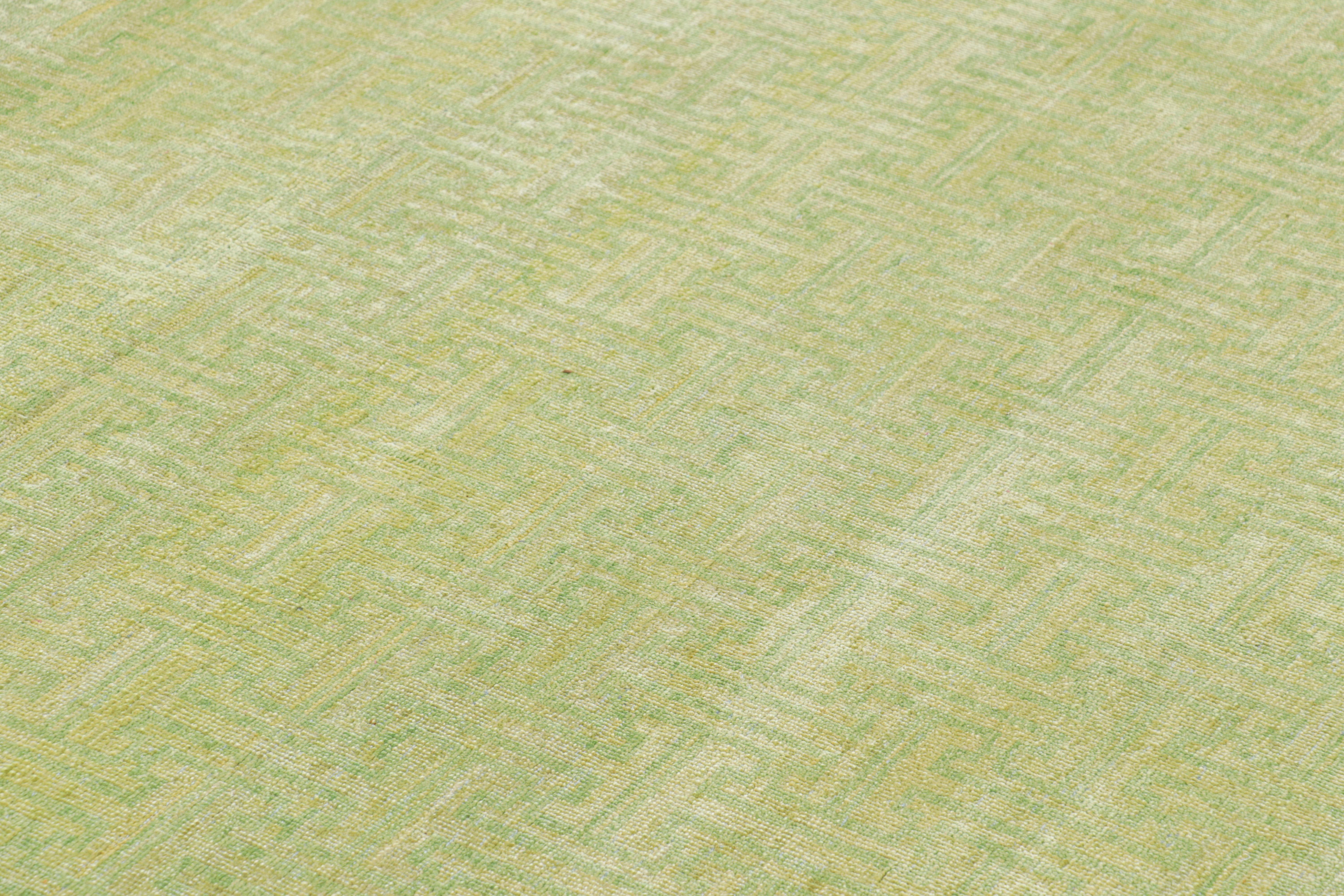 Annodato a mano in una lussuosa miscela di lana e seta, questo tappeto Khotan 8x10 è una nuova ed entusiasmante aggiunta alla Modern Classics Collection di Rug & Kilim, una serie di tappeti che uniscono l'estetica tradizionale alla sensibilità