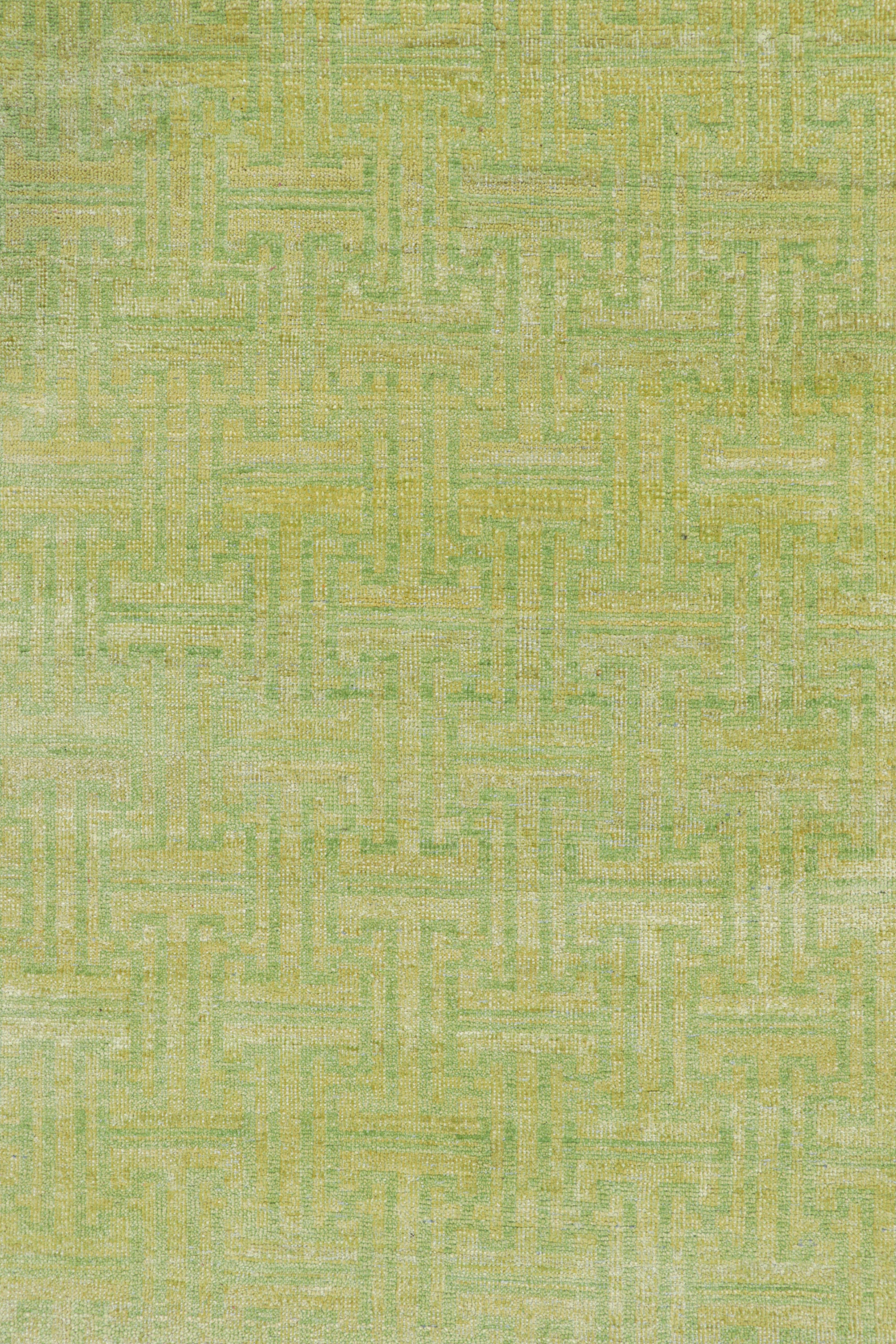 Moderno Rug & Kilim è un tappeto personalizzato in stile Khotan, di colore verde e con motivi geometrici. in vendita