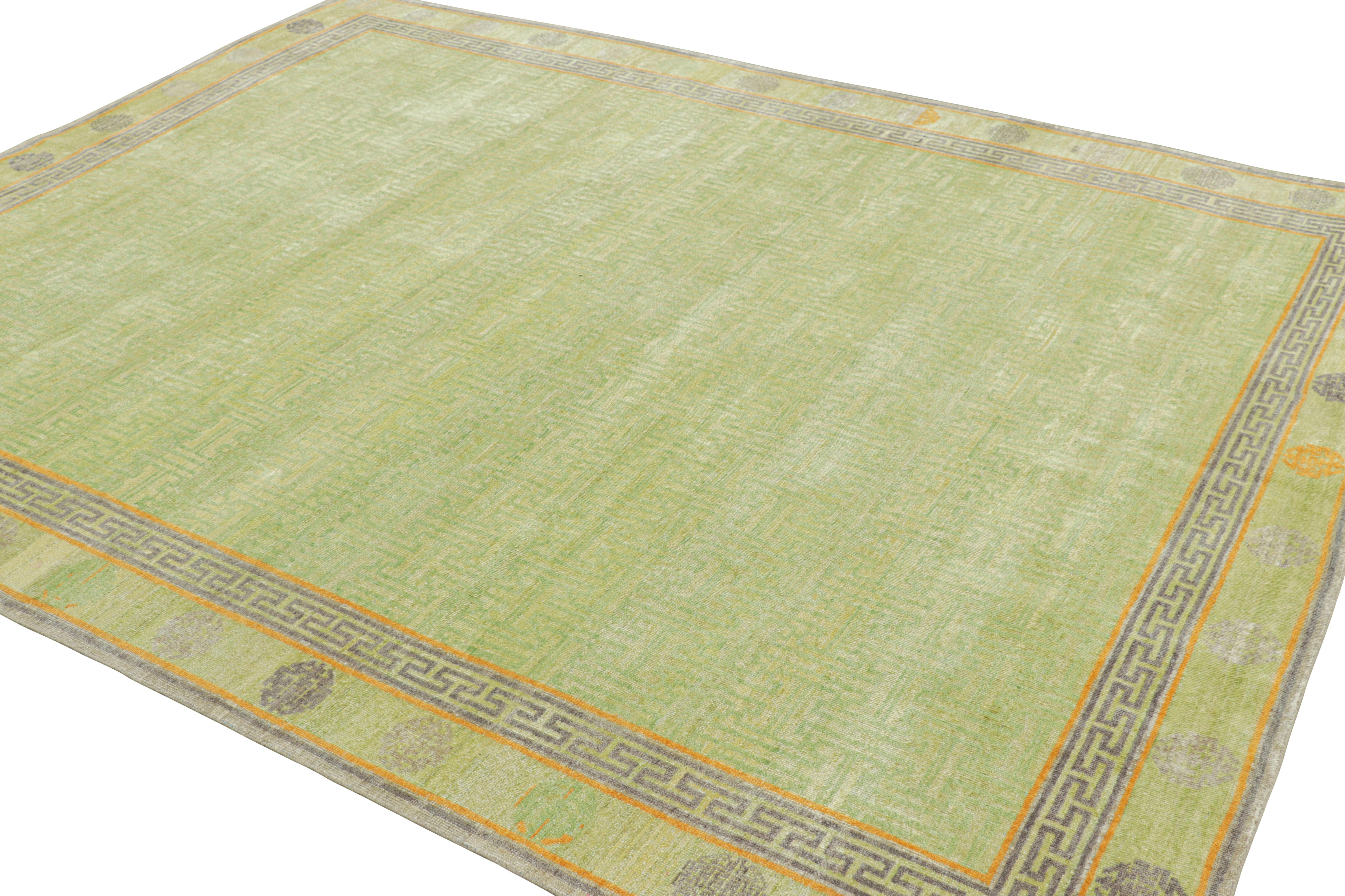 Indiano Rug & Kilim è un tappeto personalizzato in stile Khotan, di colore verde e con motivi geometrici. in vendita