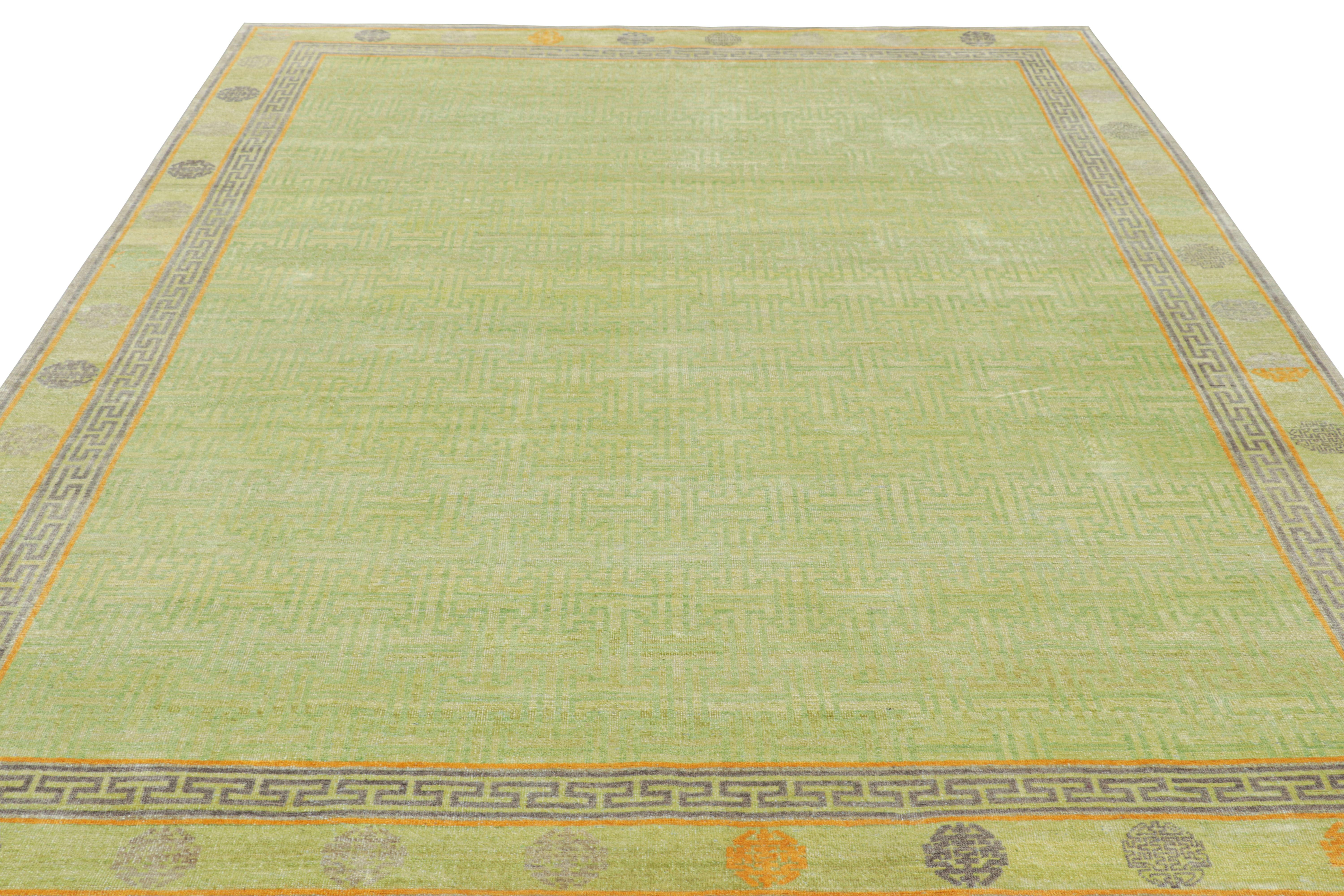 Annodato a mano Rug & Kilim è un tappeto personalizzato in stile Khotan, di colore verde e con motivi geometrici. in vendita