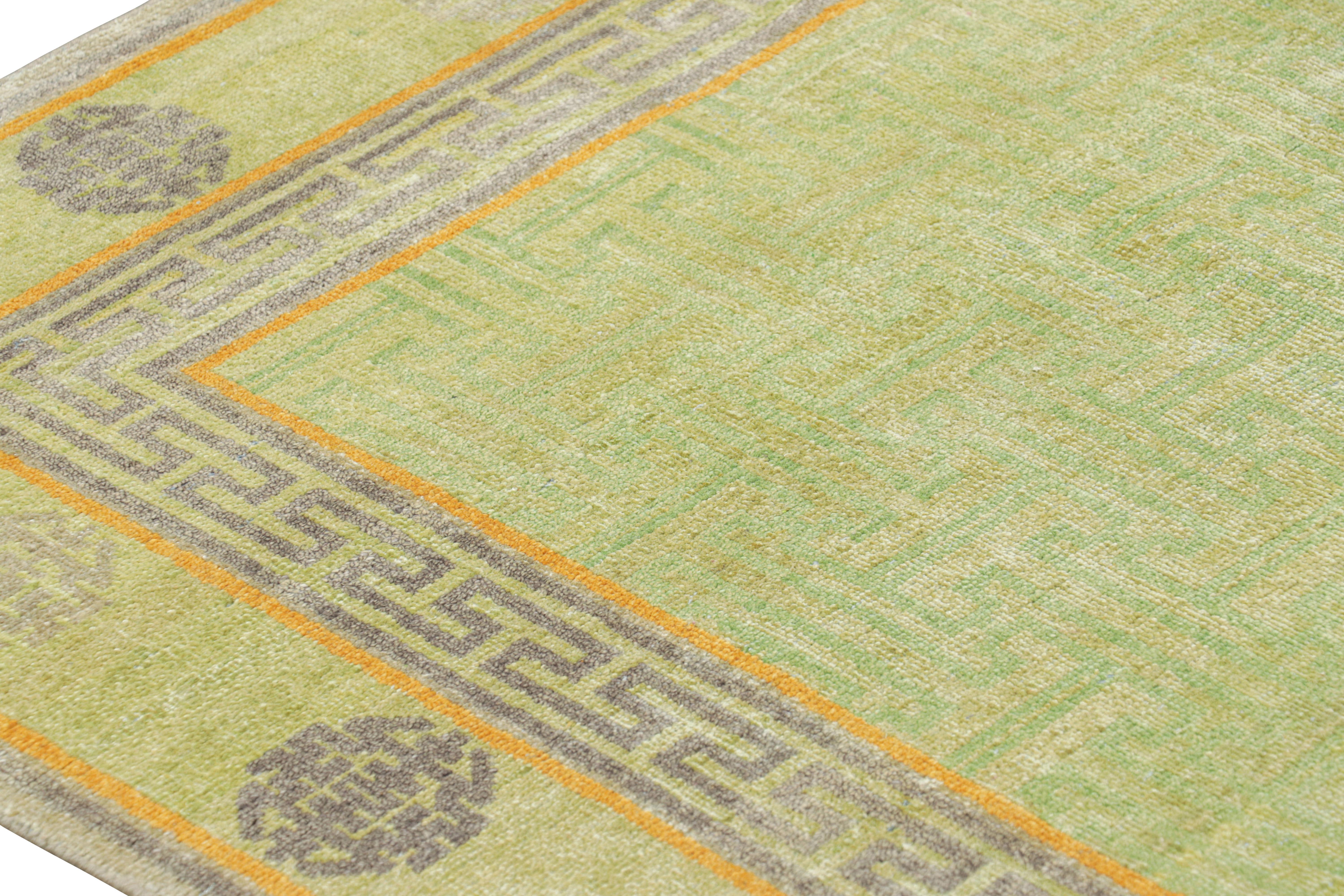Rug & Kilim è un tappeto personalizzato in stile Khotan, di colore verde e con motivi geometrici. In condizioni Nuovo in vendita a Long Island City, NY