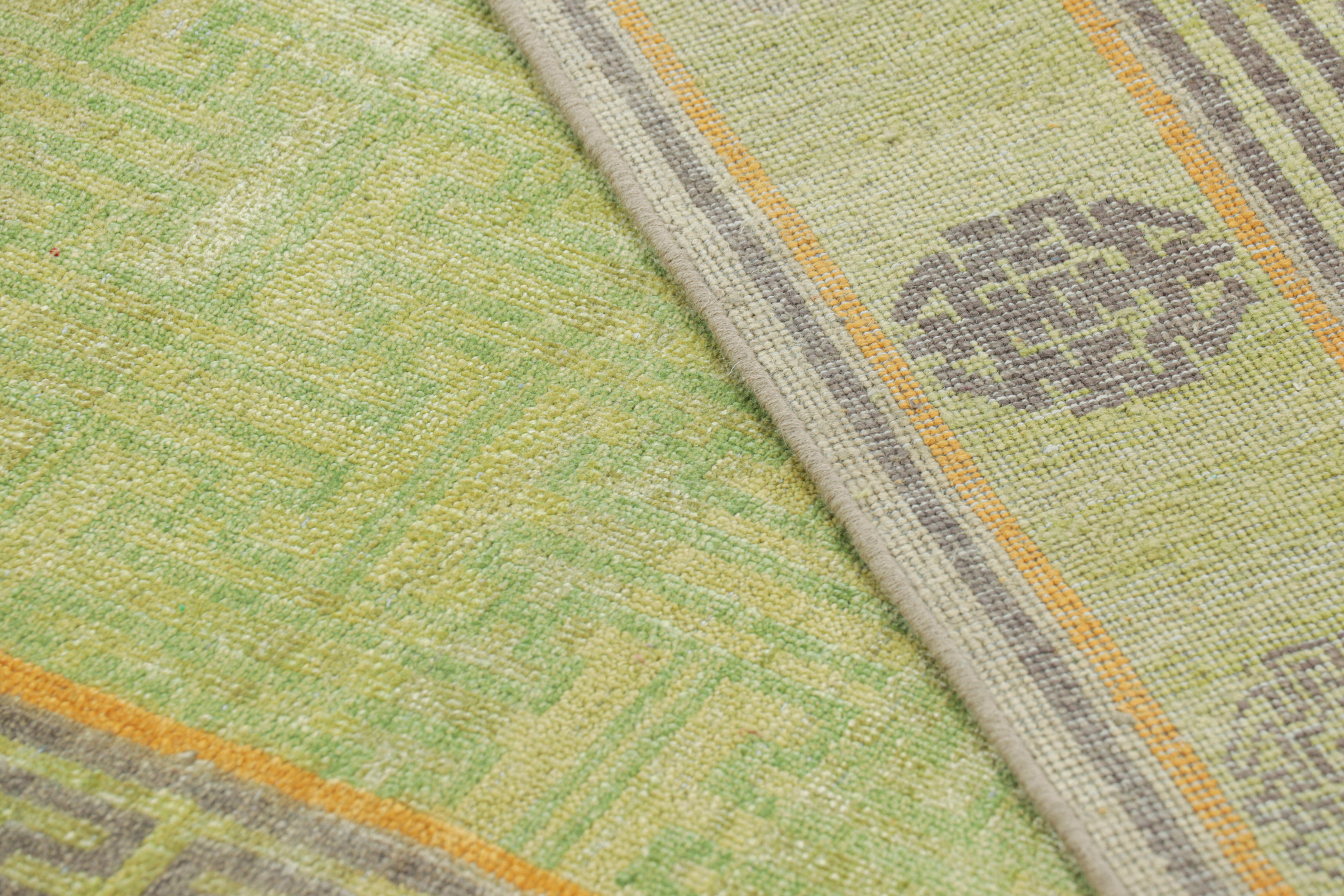 XXI secolo e contemporaneo Rug & Kilim è un tappeto personalizzato in stile Khotan, di colore verde e con motivi geometrici. in vendita