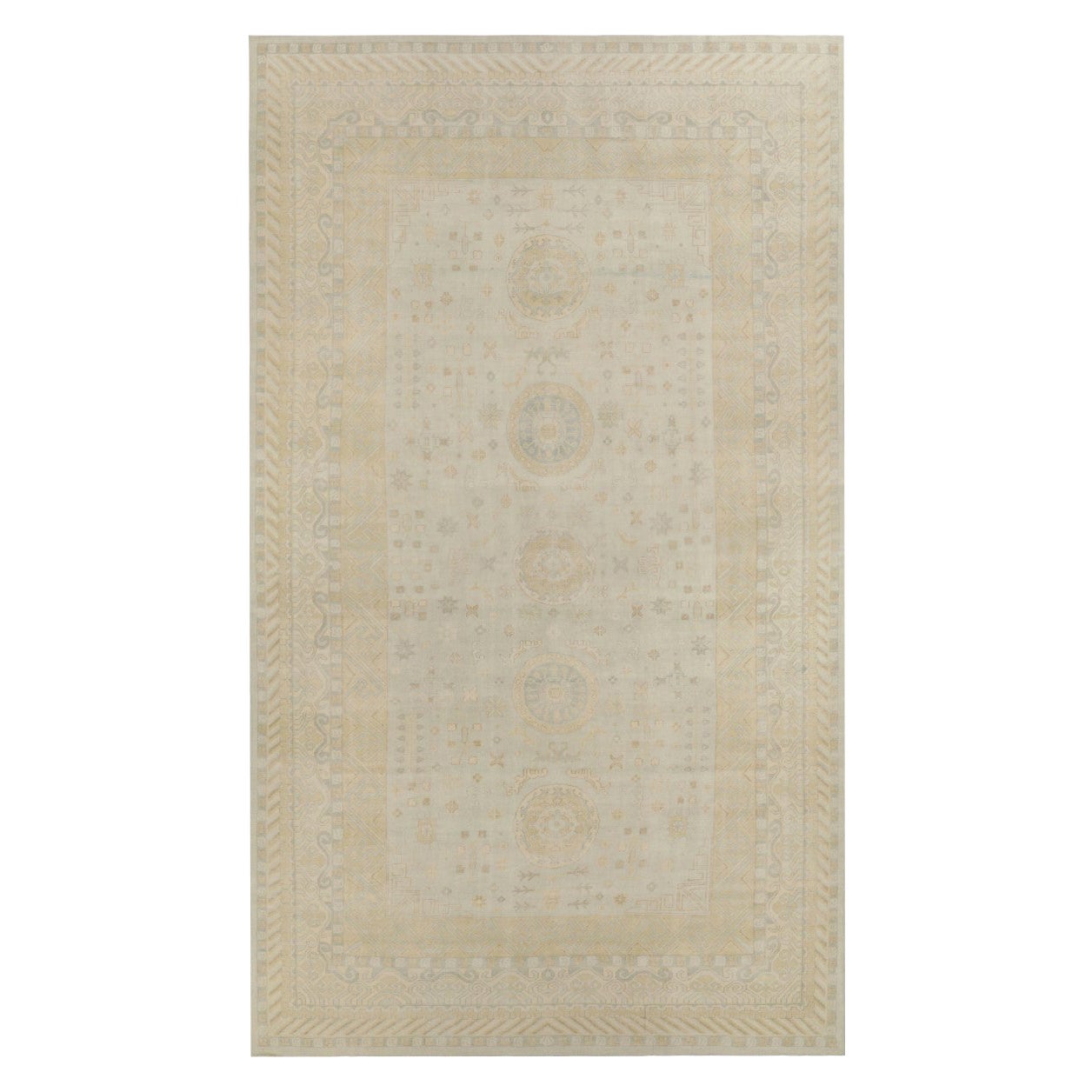 Rug & Kilim's Tapis de palais de style Khotan, motif de médaillon bleu, beige et jaune en vente