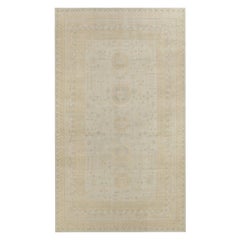 Rug & Kilim's Tapis de palais de style Khotan, motif de médaillon bleu, beige et jaune
