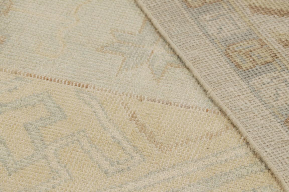 Rug & Kilim's Palastteppich im Khotan-Stil in Blau, Beige und Gelb mit Medaillon-Muster im Angebot 3