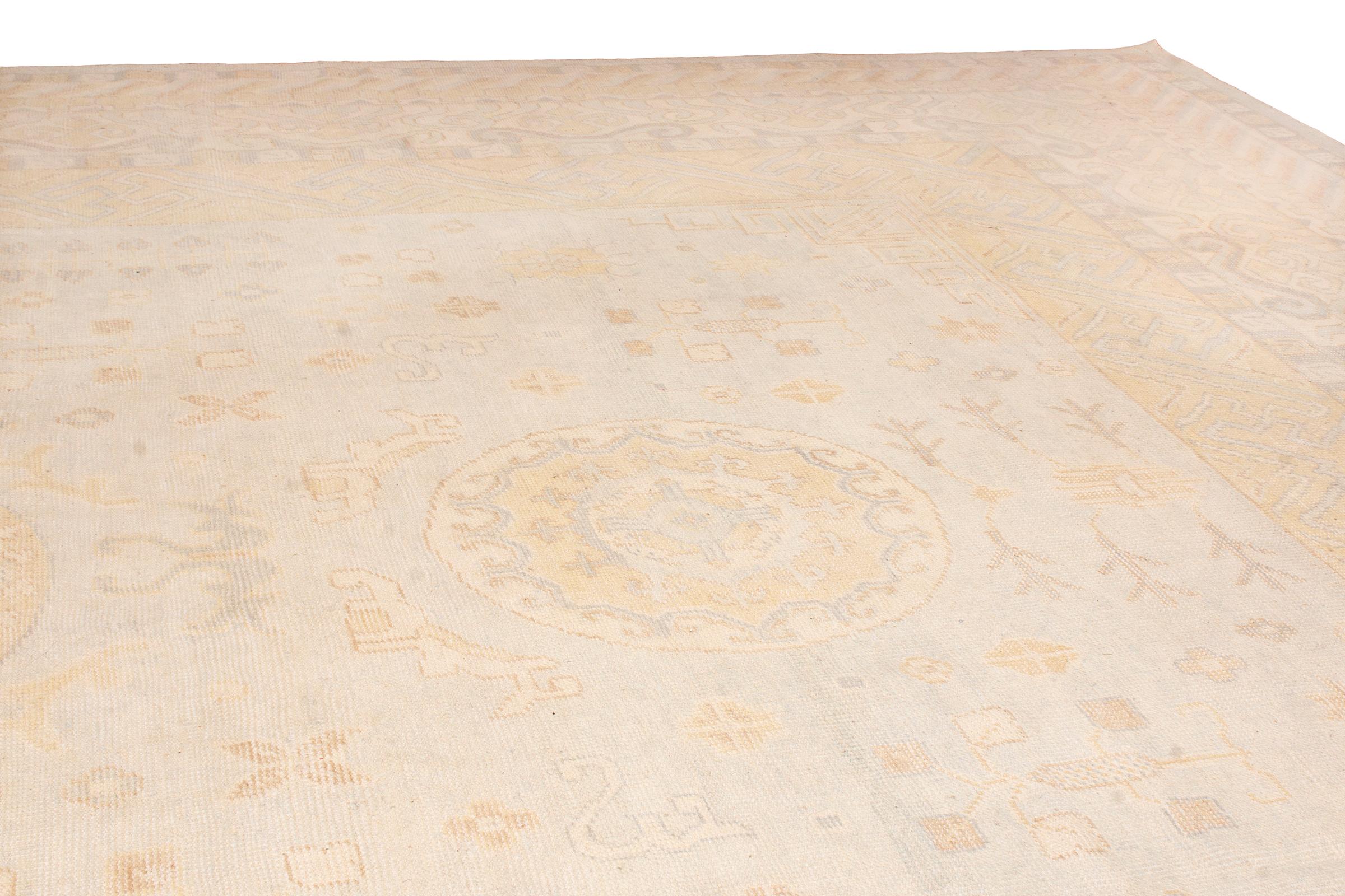 De la collection Modern Classics de Rug & Kilim, un stupéfiant tapis 16x27 de la taille d'un palais, inspiré des tapis anciens de Khotan du plus haut calibre. 

Plus de détails sur le design : Noué à la main dans un jeu durable de laine et de