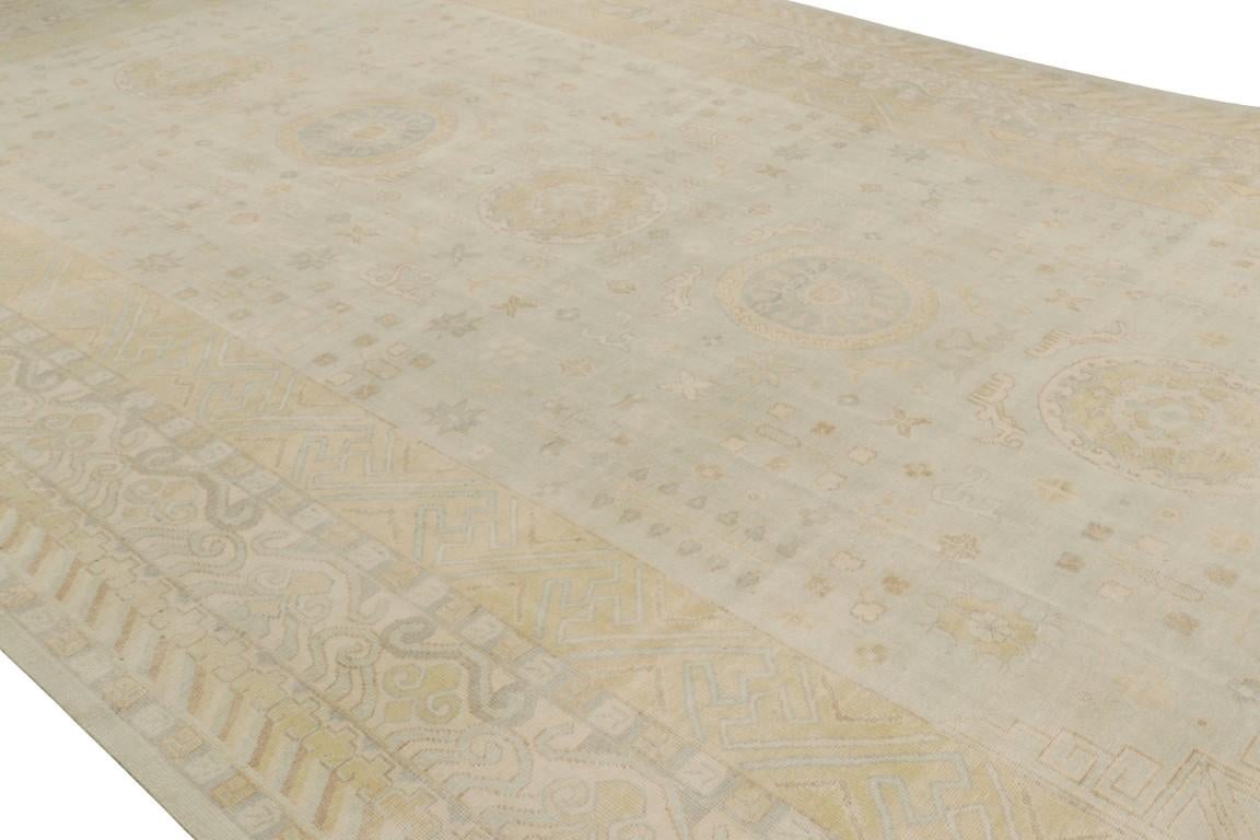 Aus der Modern Classics Collection'S von Rug & Kilim, ein prächtiger, palastgroßer Teppich im Format 16x27, inspiriert von antiken Khotan-Teppichen von höchstem Kaliber. 

Weiter zum Design: Dieses handgeknüpfte Stück aus strapazierfähiger Wolle
