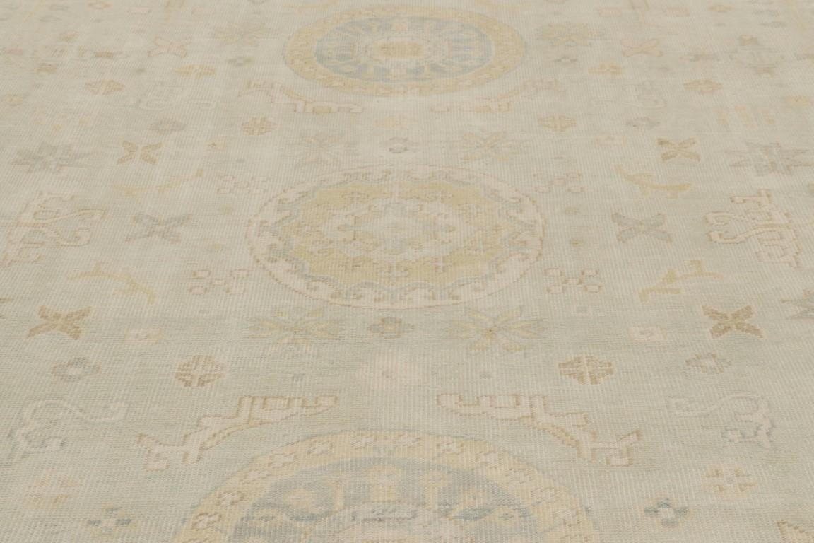 Rug & Kilim's Palastteppich im Khotan-Stil in Blau, Beige und Gelb mit Medaillon-Muster (Indisch) im Angebot