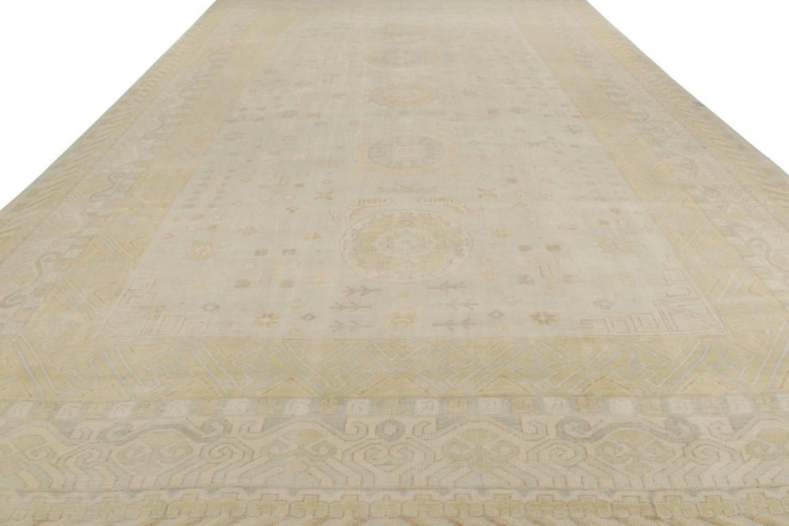 Rug & Kilim's Palastteppich im Khotan-Stil in Blau, Beige und Gelb mit Medaillon-Muster (Handgeknüpft) im Angebot