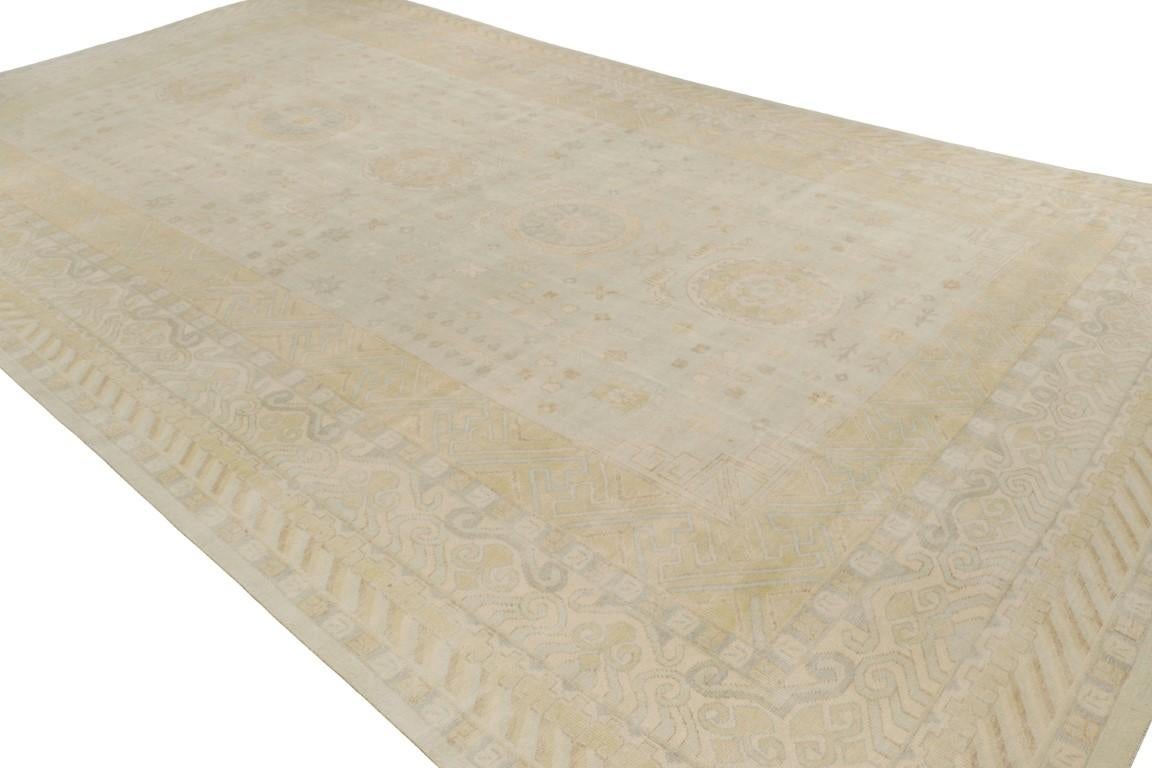 Rug & Kilim's Palastteppich im Khotan-Stil in Blau, Beige und Gelb mit Medaillon-Muster im Zustand „Neu“ im Angebot in Long Island City, NY