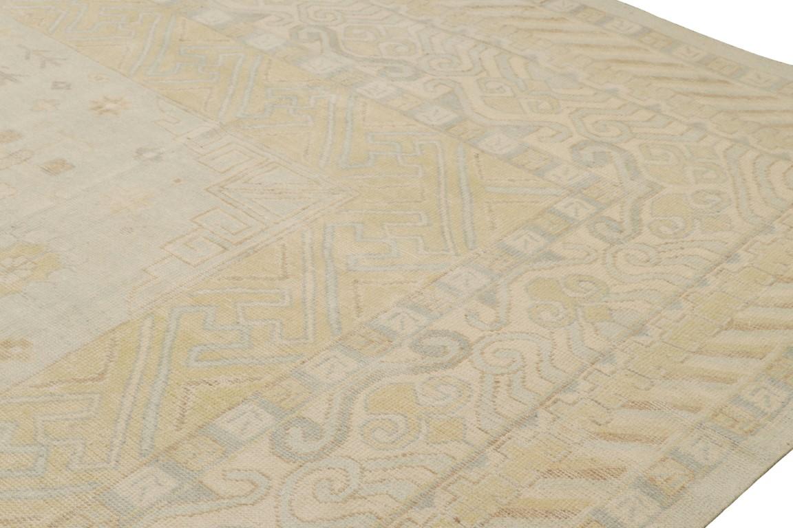 Rug & Kilim's Palastteppich im Khotan-Stil in Blau, Beige und Gelb mit Medaillon-Muster (21. Jahrhundert und zeitgenössisch) im Angebot