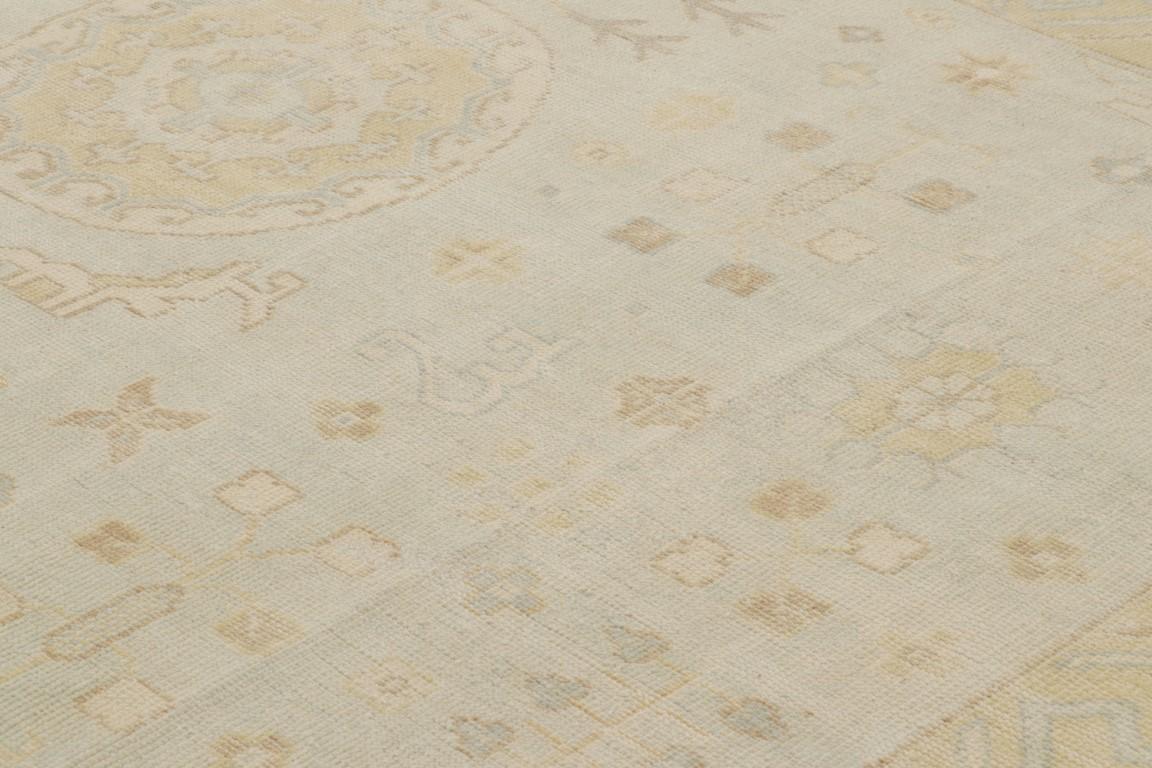 Rug & Kilim's Palastteppich im Khotan-Stil in Blau, Beige und Gelb mit Medaillon-Muster (Wolle) im Angebot