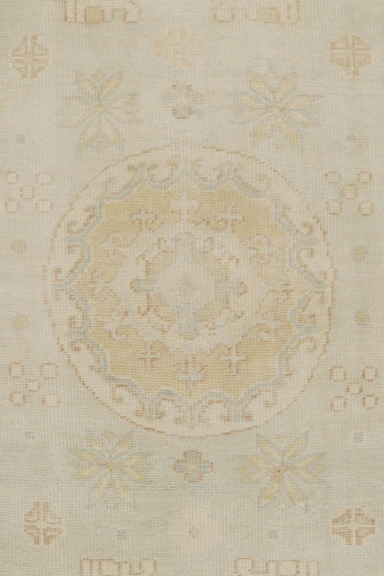 Rug & Kilim's Palastteppich im Khotan-Stil in Blau, Beige und Gelb mit Medaillon-Muster im Angebot 1