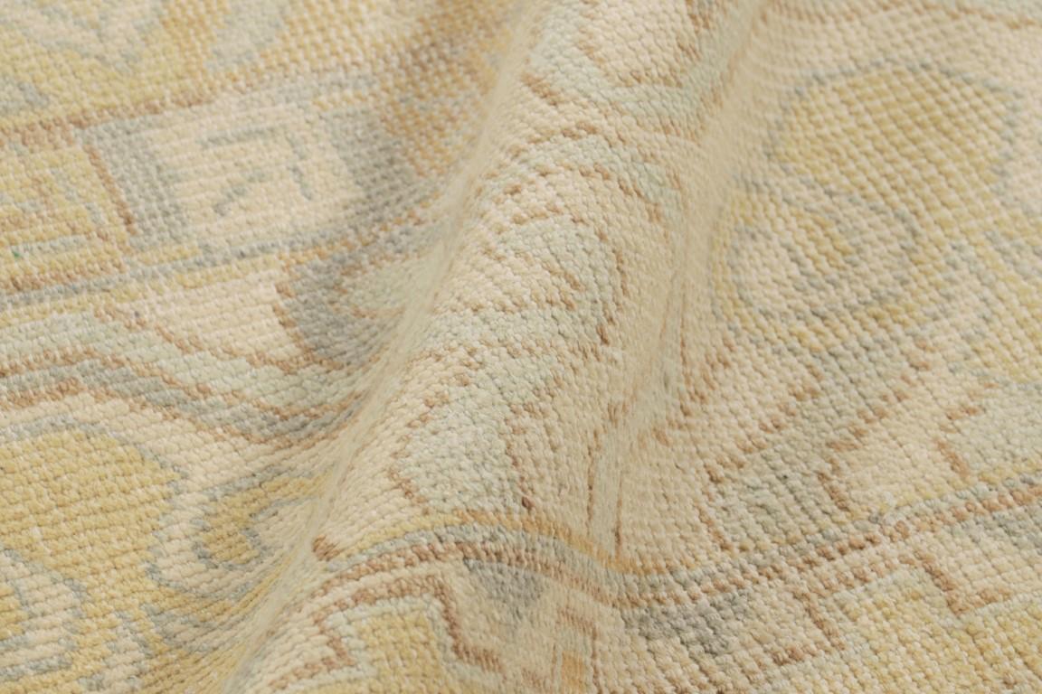 Rug & Kilim's Palastteppich im Khotan-Stil in Blau, Beige und Gelb mit Medaillon-Muster im Angebot 2