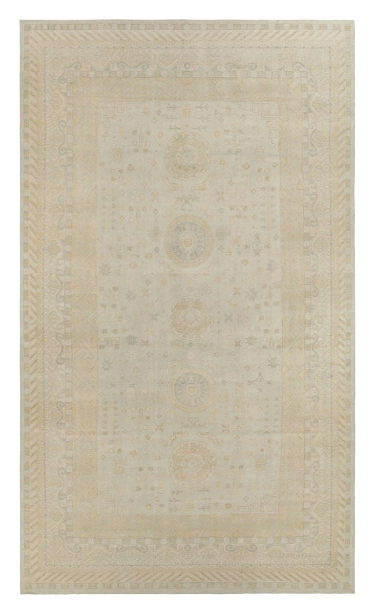 Rug & Kilim's Palastteppich im Khotan-Stil in Blau, Beige und Gelb mit Medaillon-Muster