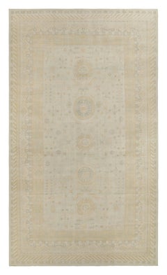 Alfombra de palacio estilo Khotan de Rug & Kilim con diseño de medallón azul, beige y amarillo