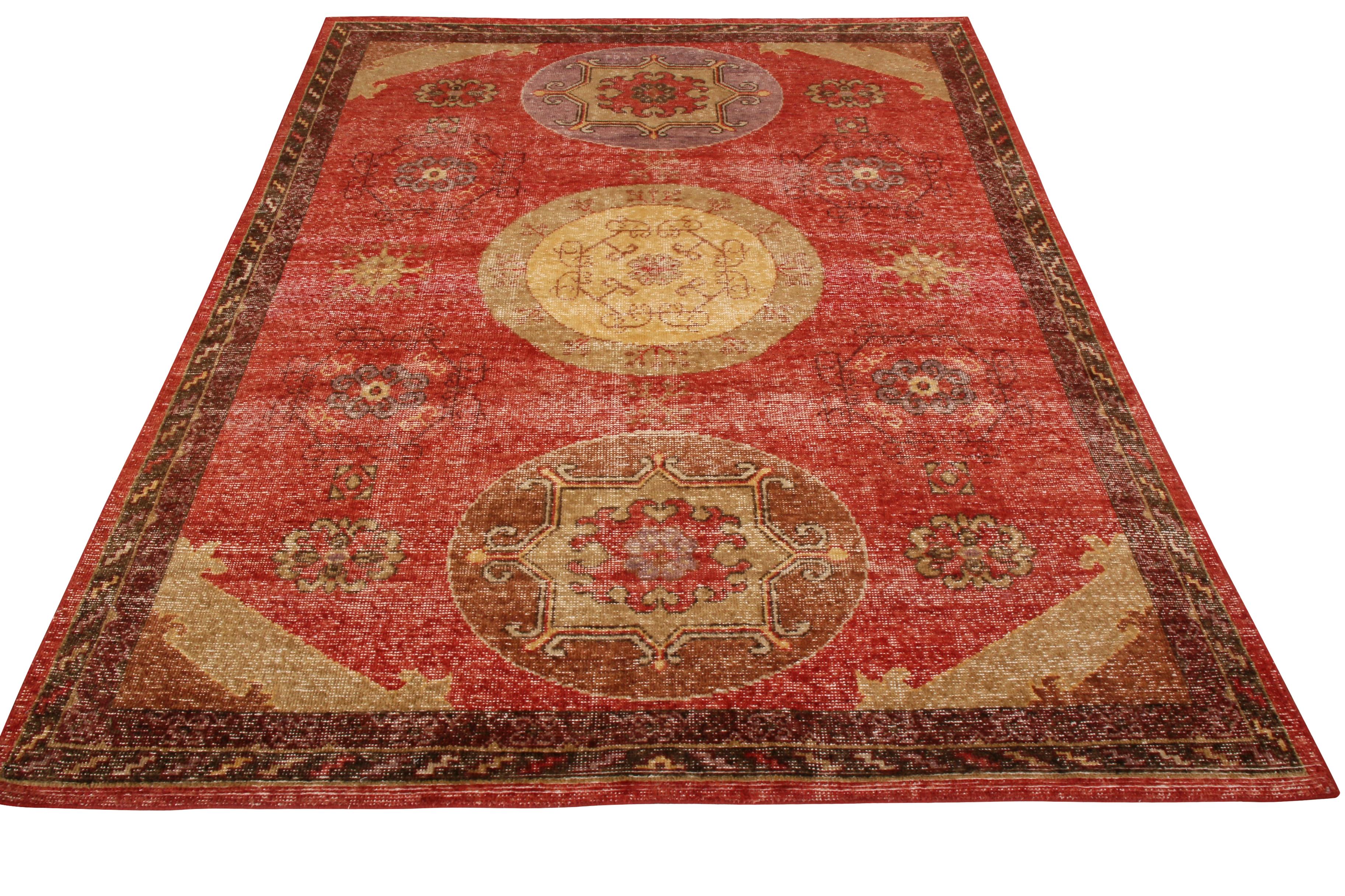 Esta alfombra Classic anudada a mano se une a las últimas incorporaciones a la Homage Collection de Rug & Kilim, una ambiciosa enciclopedia de épocas hecha a medida que recaptura y reinventa una gama sin precedentes de estilos internacionales,