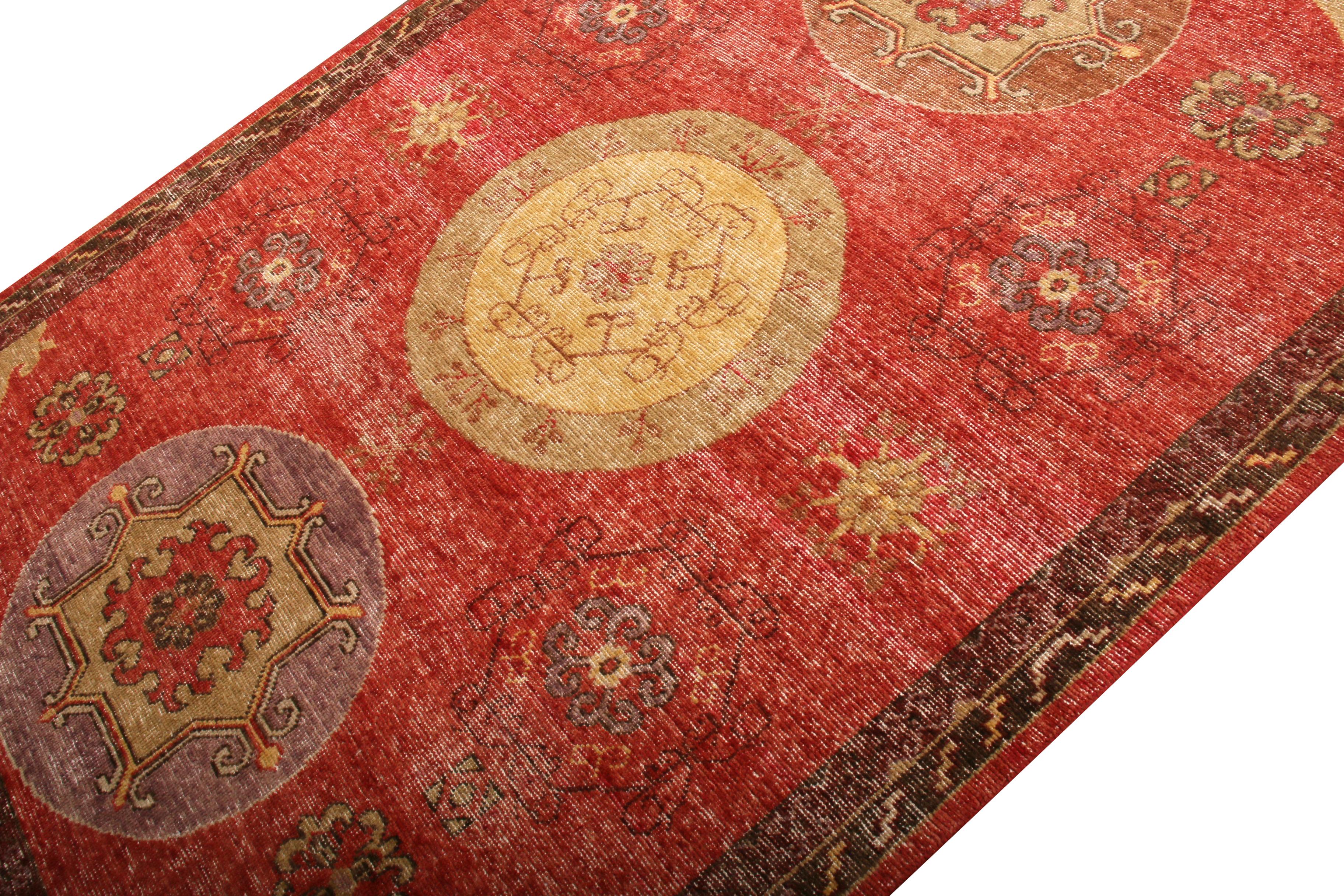 Alfombra estilo Khotan de Rug & Kilim Motivo medallón rojo beige envejecido Indio en venta