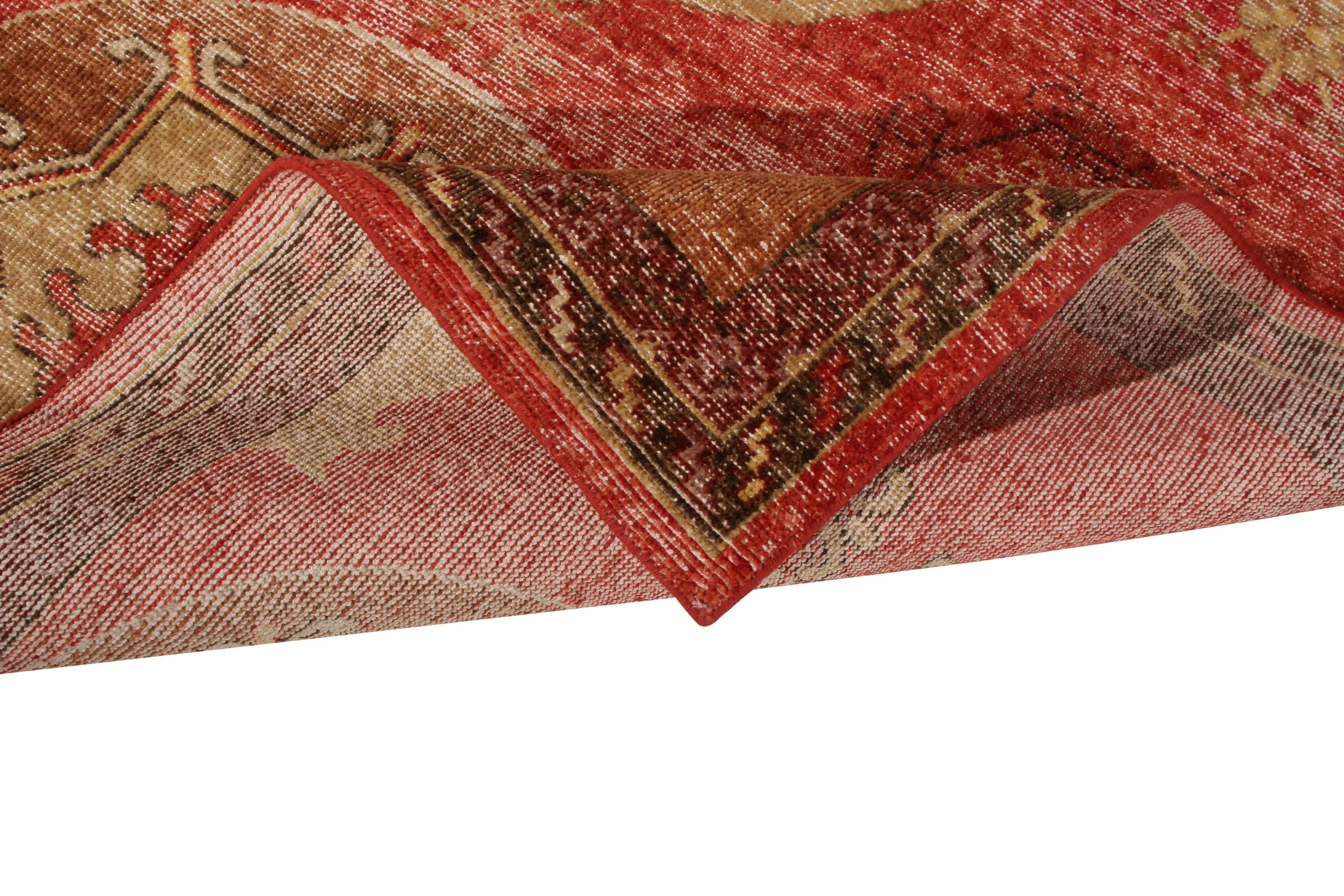 Alfombra estilo Khotan de Rug & Kilim Motivo medallón rojo beige envejecido Anudado a mano en venta