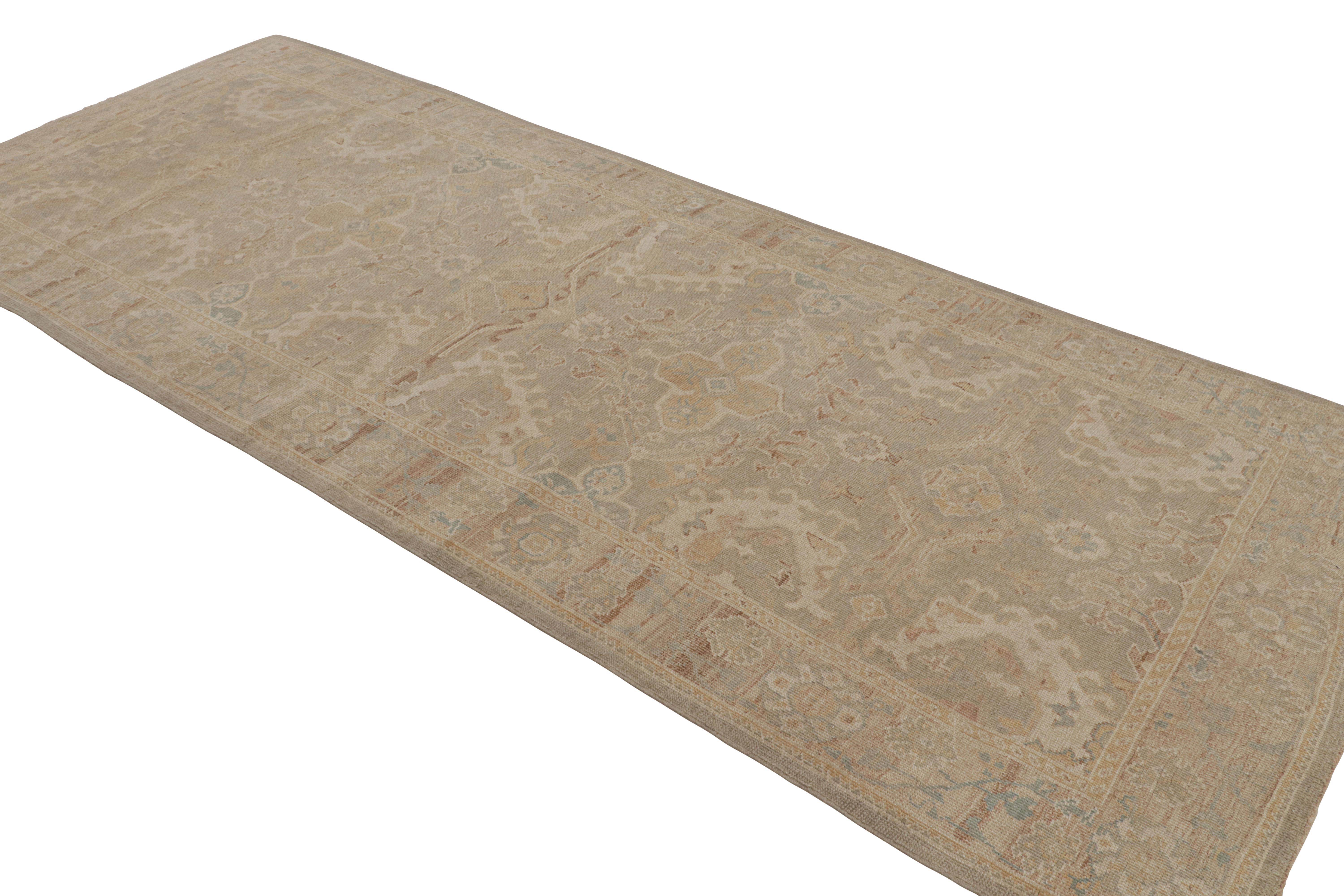 Rug & Kilim è orgogliosa di presentare questa ode agli stili dei tappeti Khotan 5x12 della collezione Modern Classics del team. Annodato a mano in lana, il runner emana una sensibilità classica in beige-marrone con un sottile accento blu-grigio per