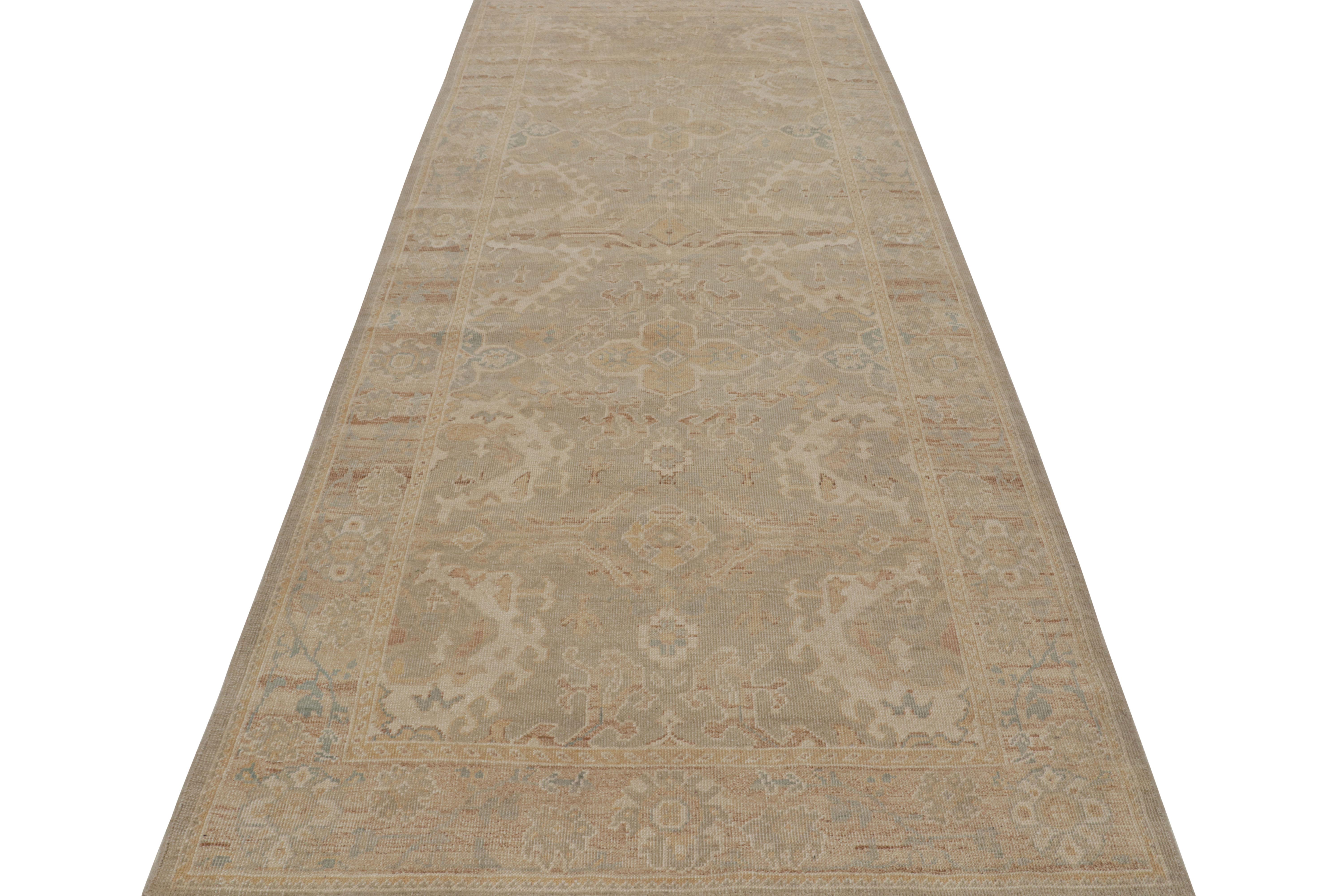 Afghano Rug & Kilim è un tappeto in stile Khotan con un motivo floreale beige e marrone. in vendita