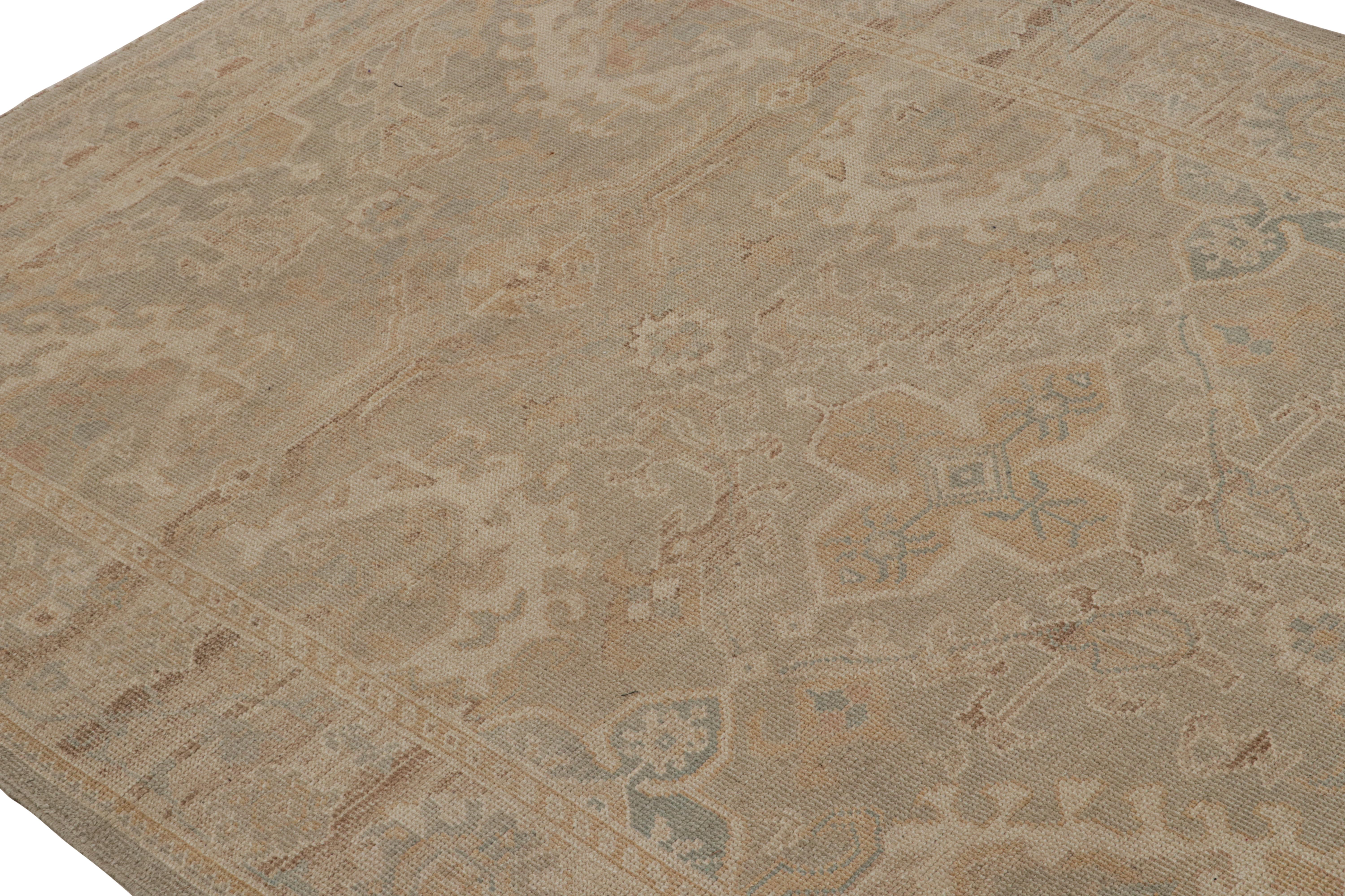 Annodato a mano Rug & Kilim è un tappeto in stile Khotan con un motivo floreale beige e marrone. in vendita