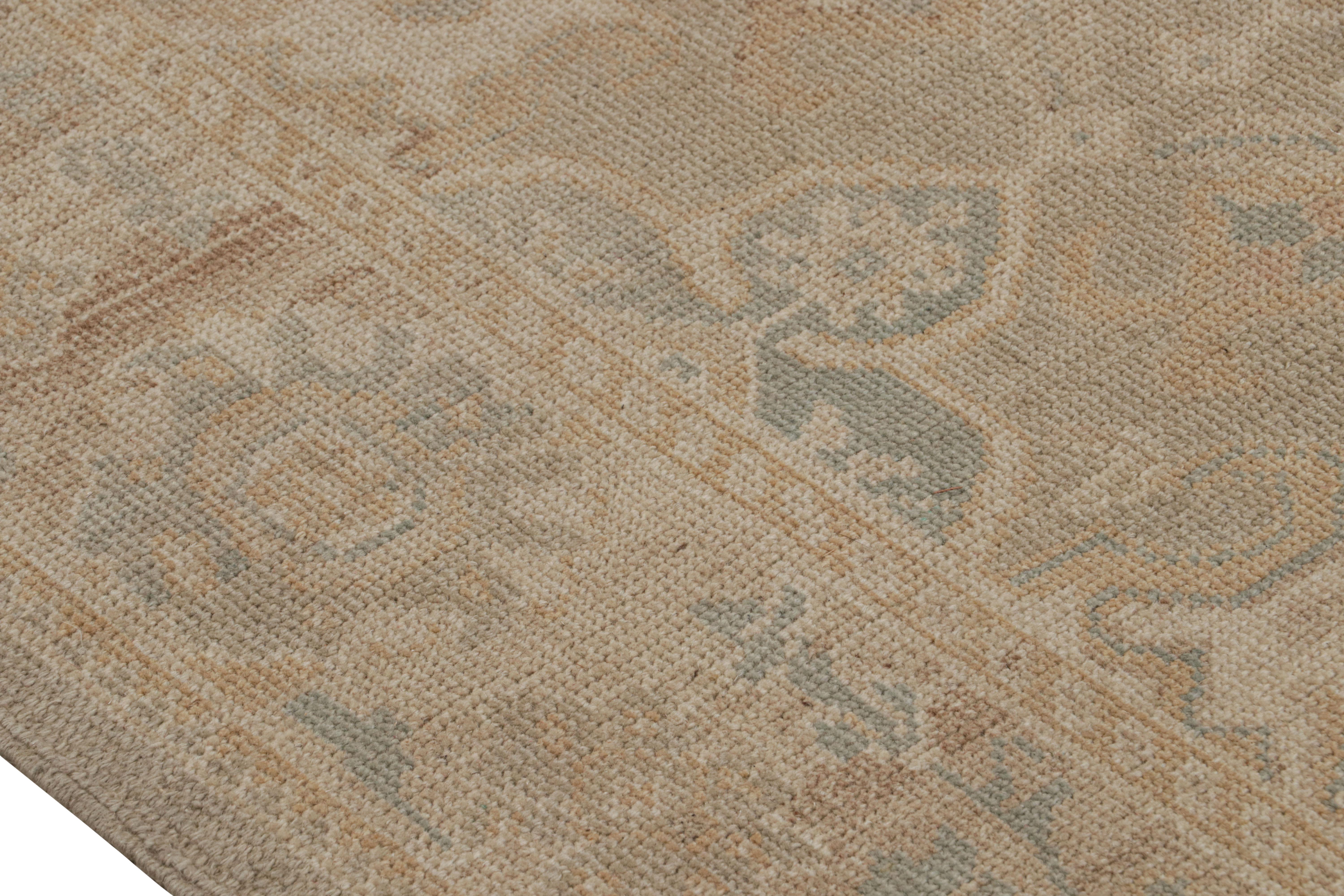 Rug & Kilim è un tappeto in stile Khotan con un motivo floreale beige e marrone. In condizioni Nuovo in vendita a Long Island City, NY