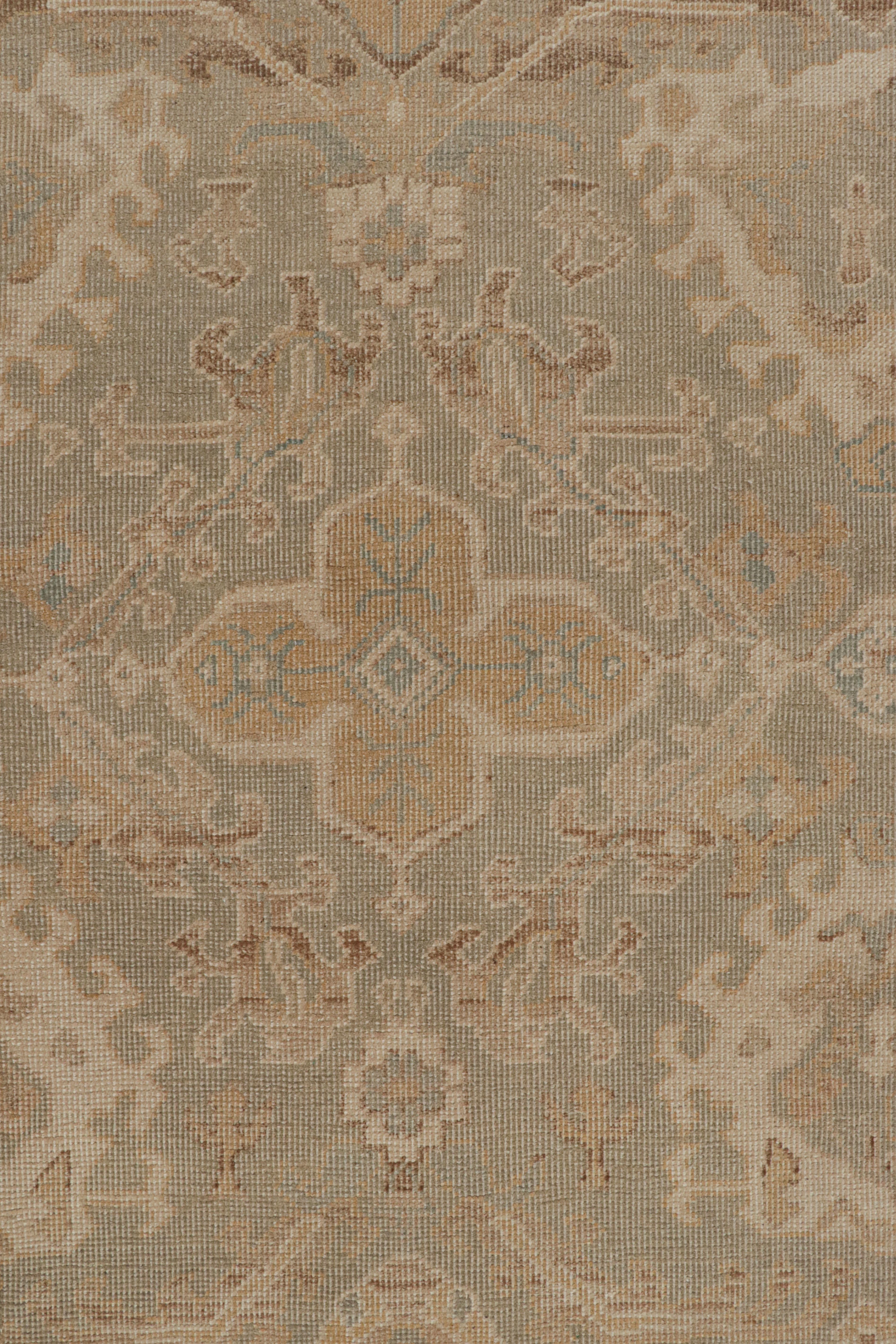 XXI secolo e contemporaneo Rug & Kilim è un tappeto in stile Khotan con un motivo floreale beige e marrone. in vendita