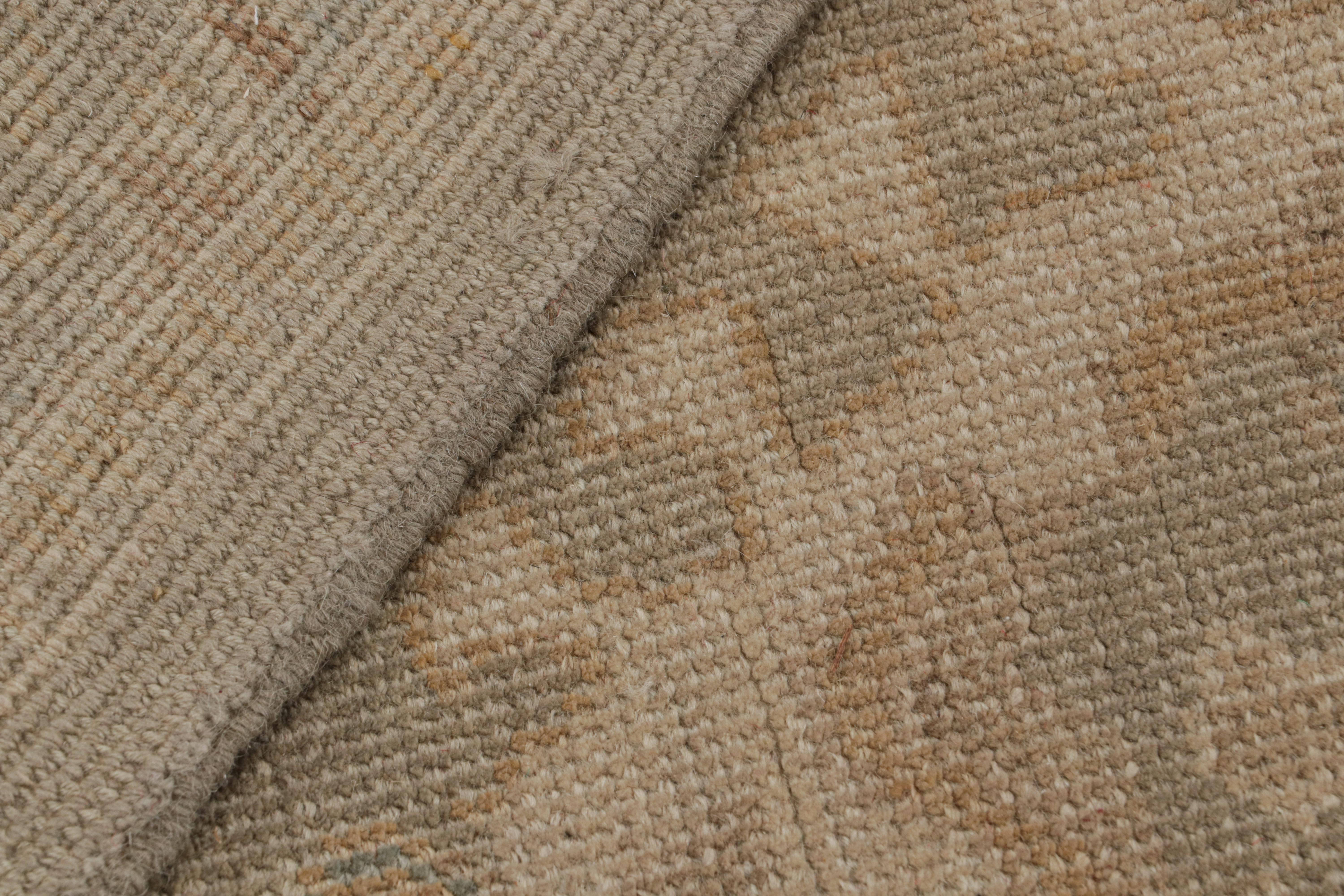 Rug & Kilim è un tappeto in stile Khotan con un motivo floreale beige e marrone. in vendita 1