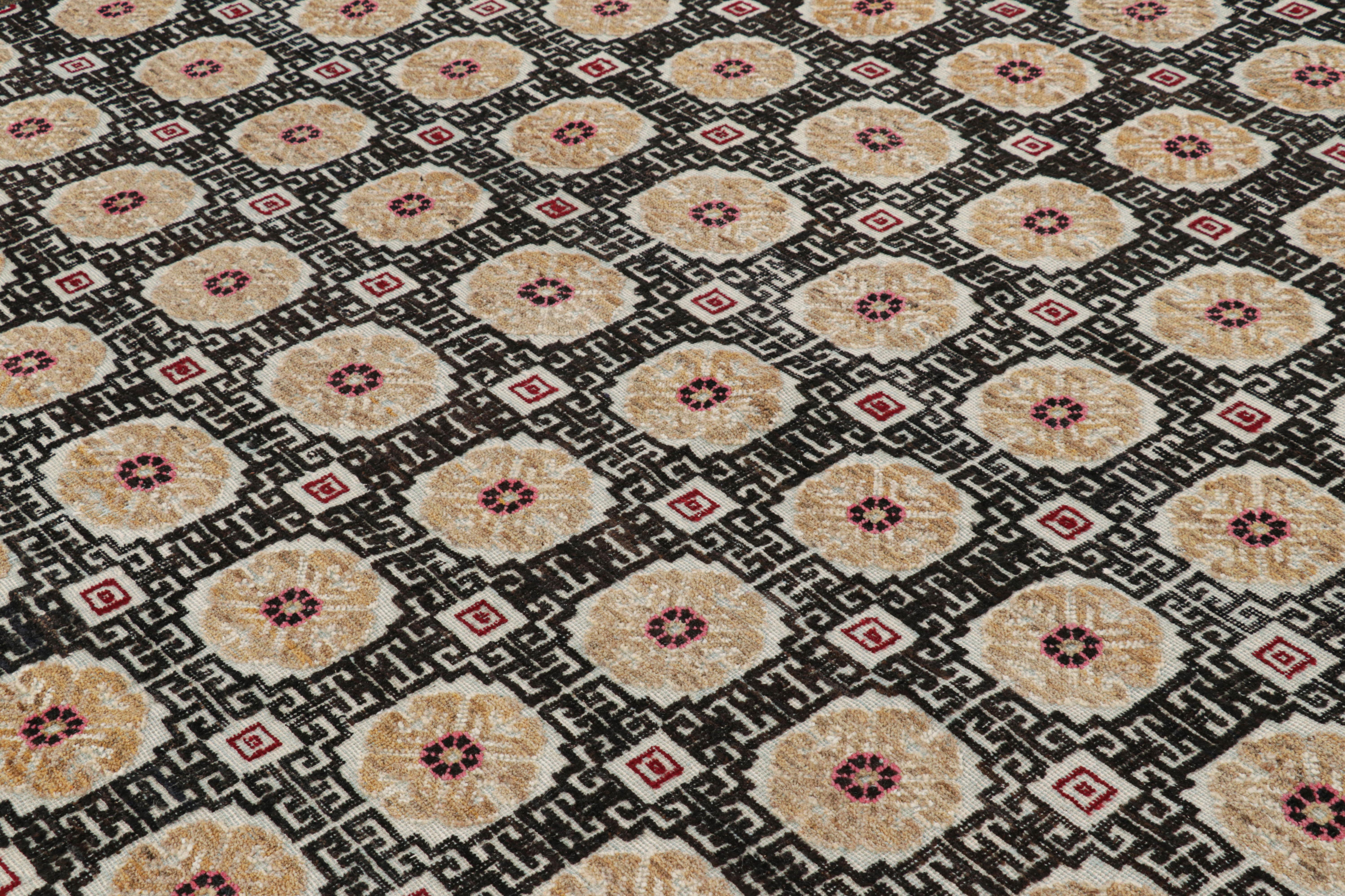 Dieser handgeknüpfte Wollteppich in der Größe 8x10 ist von antiken Khotan-Samarkand-Teppichen aus Ostturkestan inspiriert, die für ihre buddhistischen und ähnlichen orientalischen Motive bekannt sind. Die Textur des Teppichs ist hoch-niedrig. 

Über