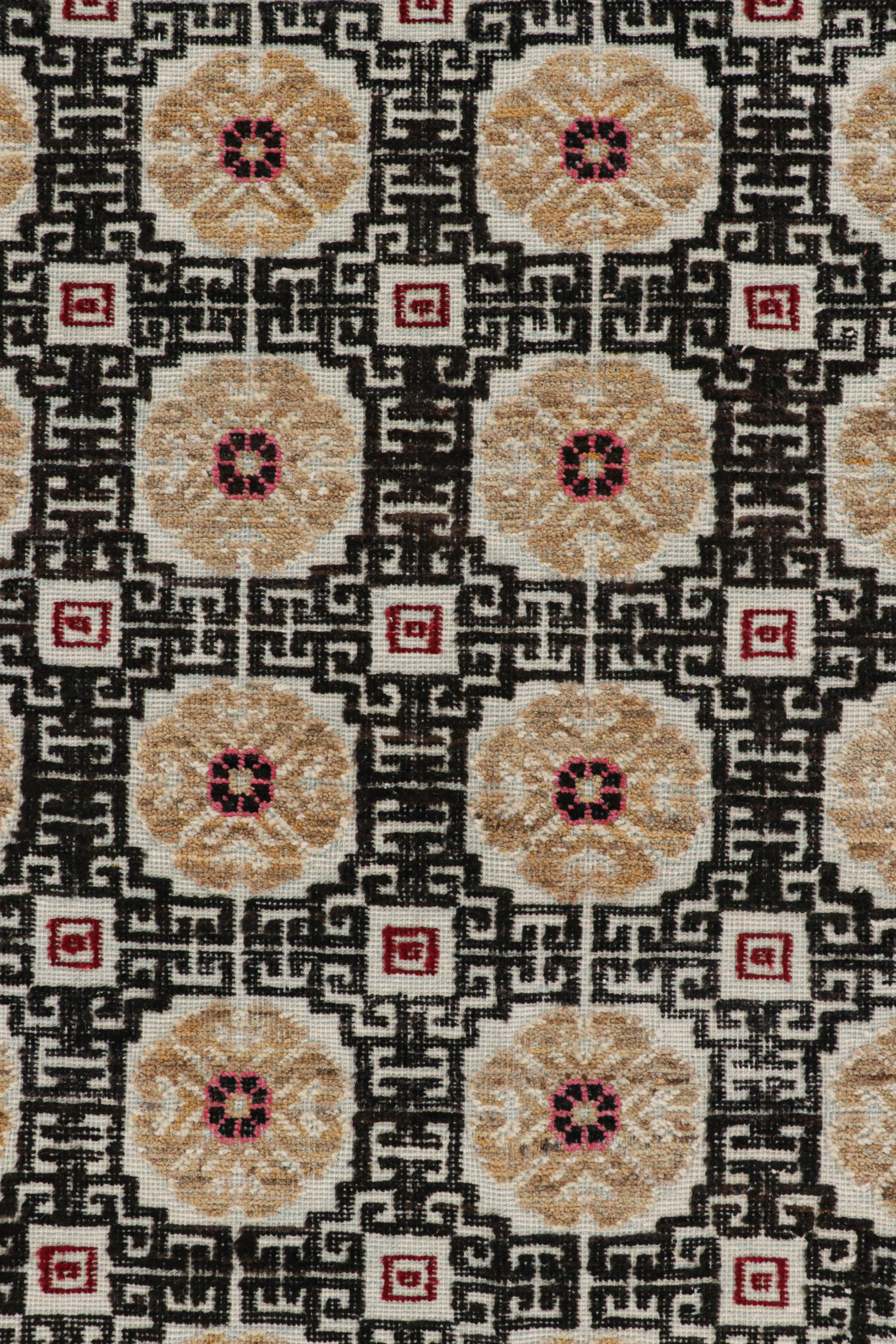 Moderno Rug & Kilim è un tappeto in stile Khotan di colore nero con medaglioni a rosetta colorati in vendita