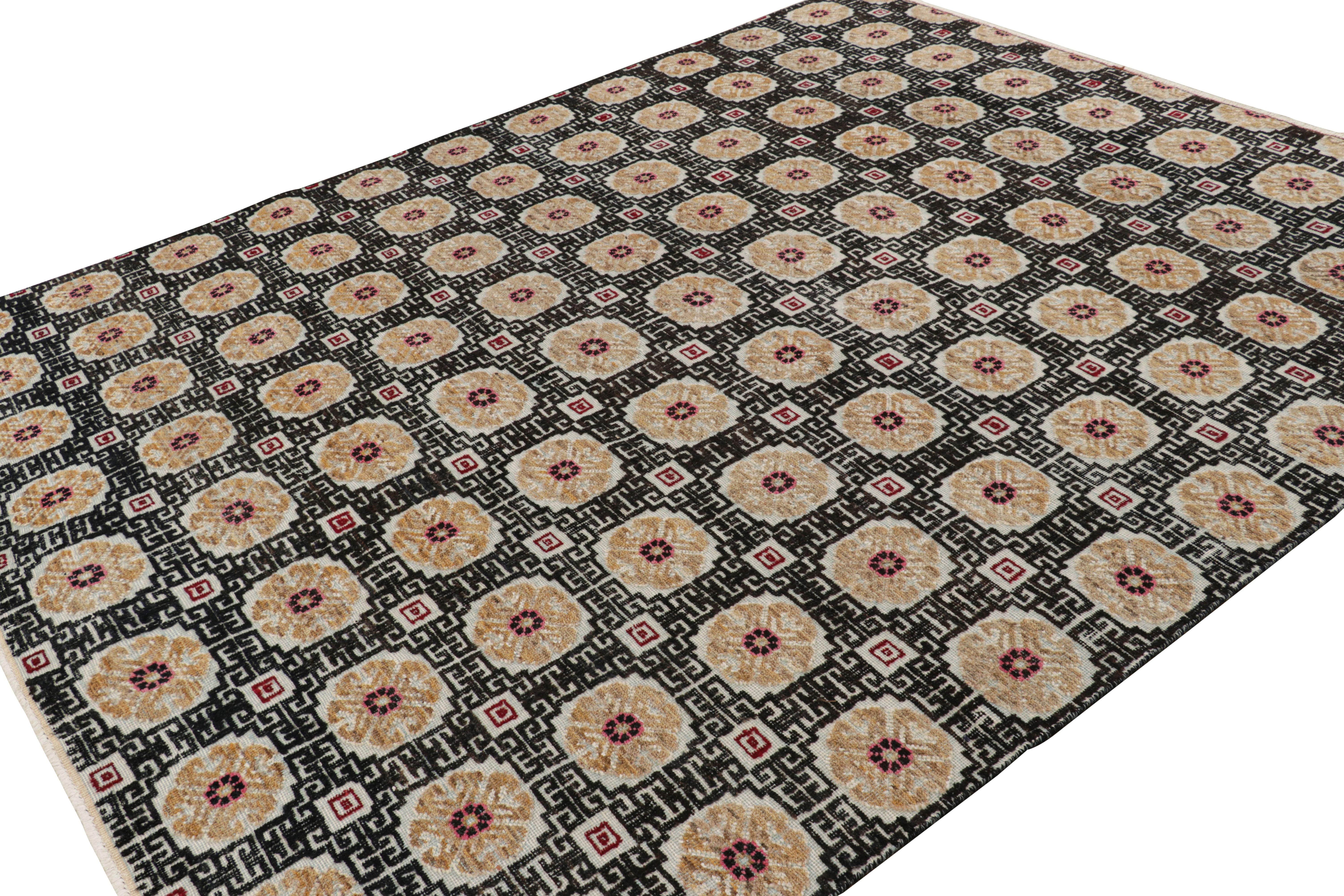 Pakistano Rug & Kilim è un tappeto in stile Khotan di colore nero con medaglioni a rosetta colorati in vendita