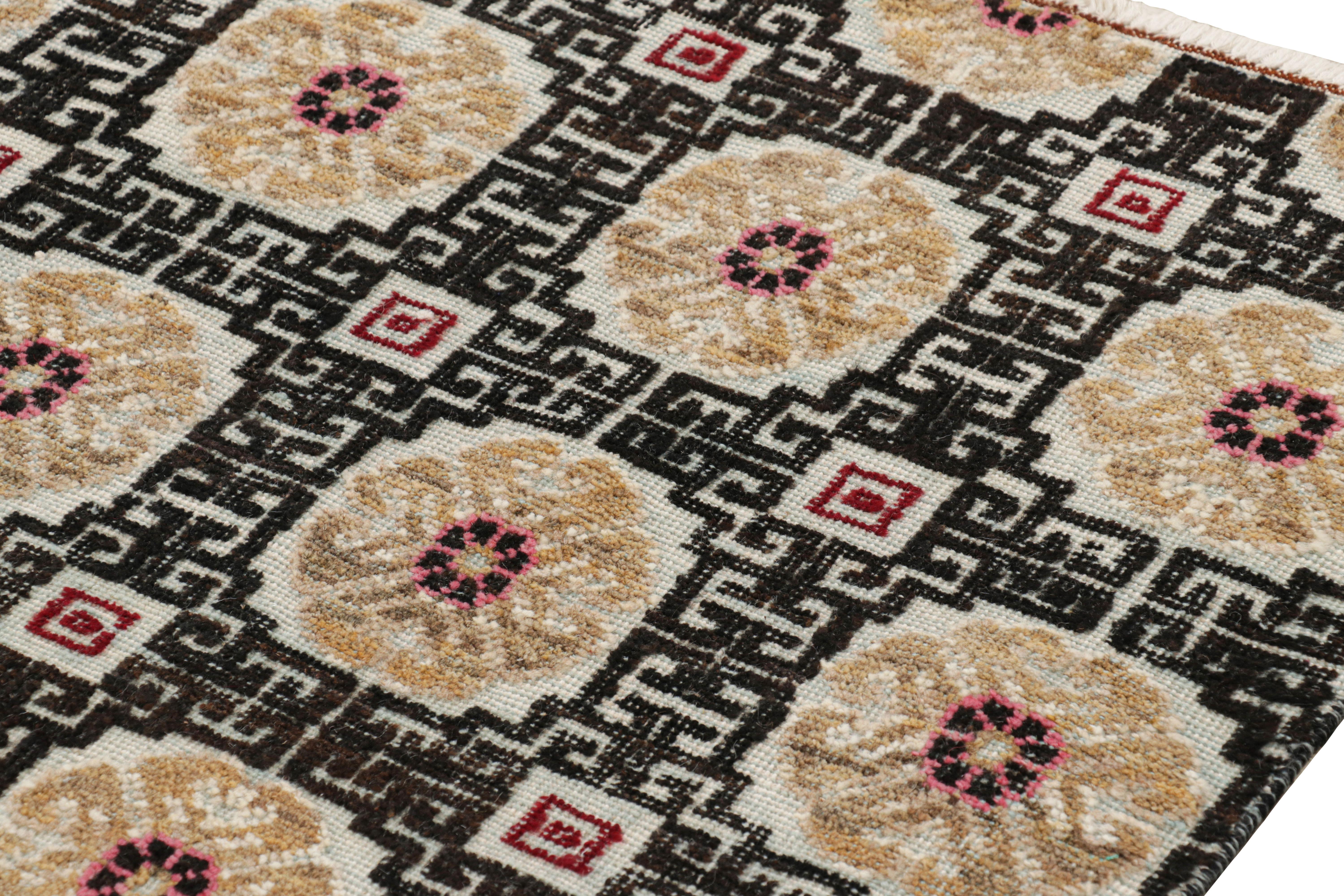 Rug & Kilim è un tappeto in stile Khotan di colore nero con medaglioni a rosetta colorati In condizioni Nuovo in vendita a Long Island City, NY