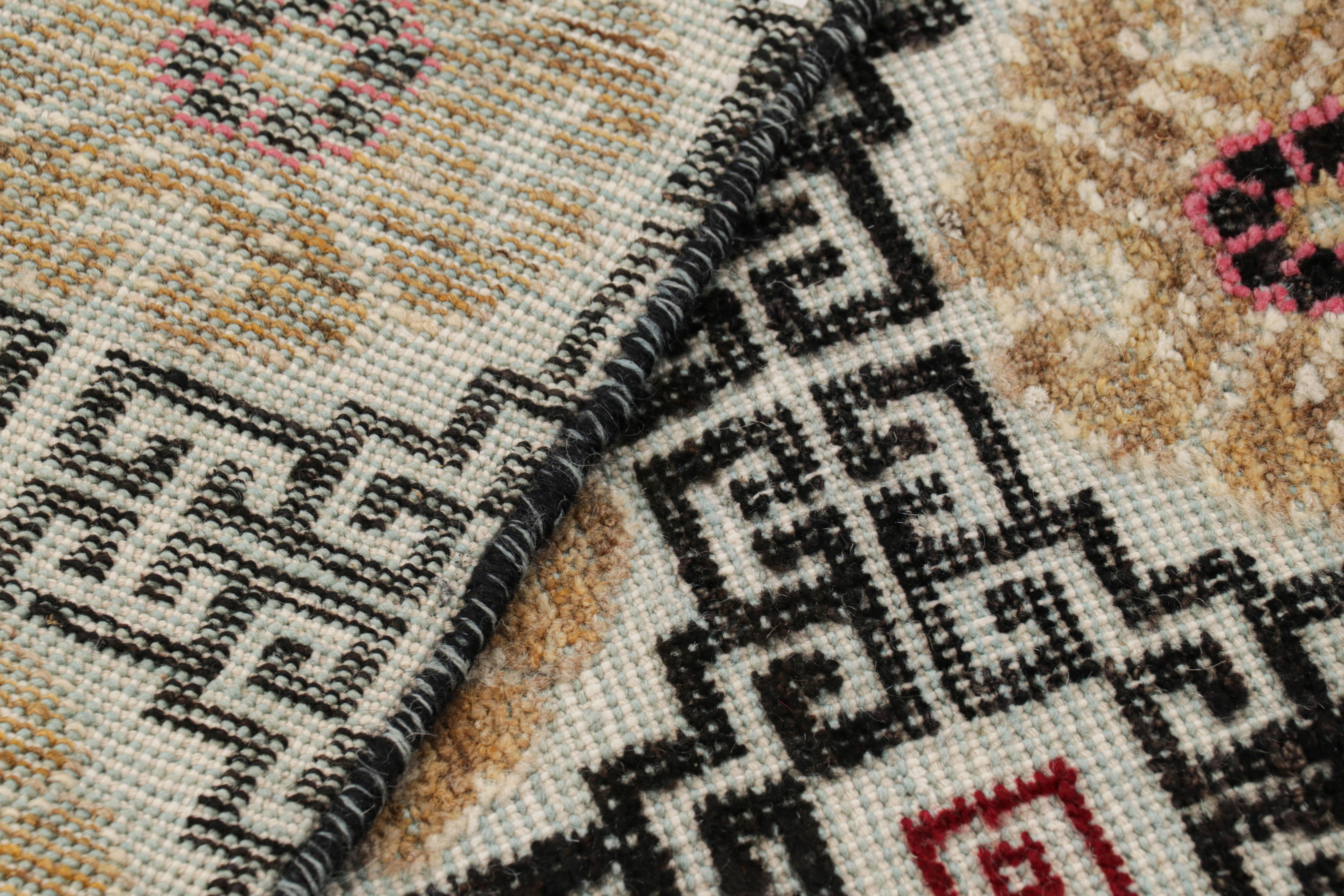 Lana Rug & Kilim è un tappeto in stile Khotan di colore nero con medaglioni a rosetta colorati in vendita
