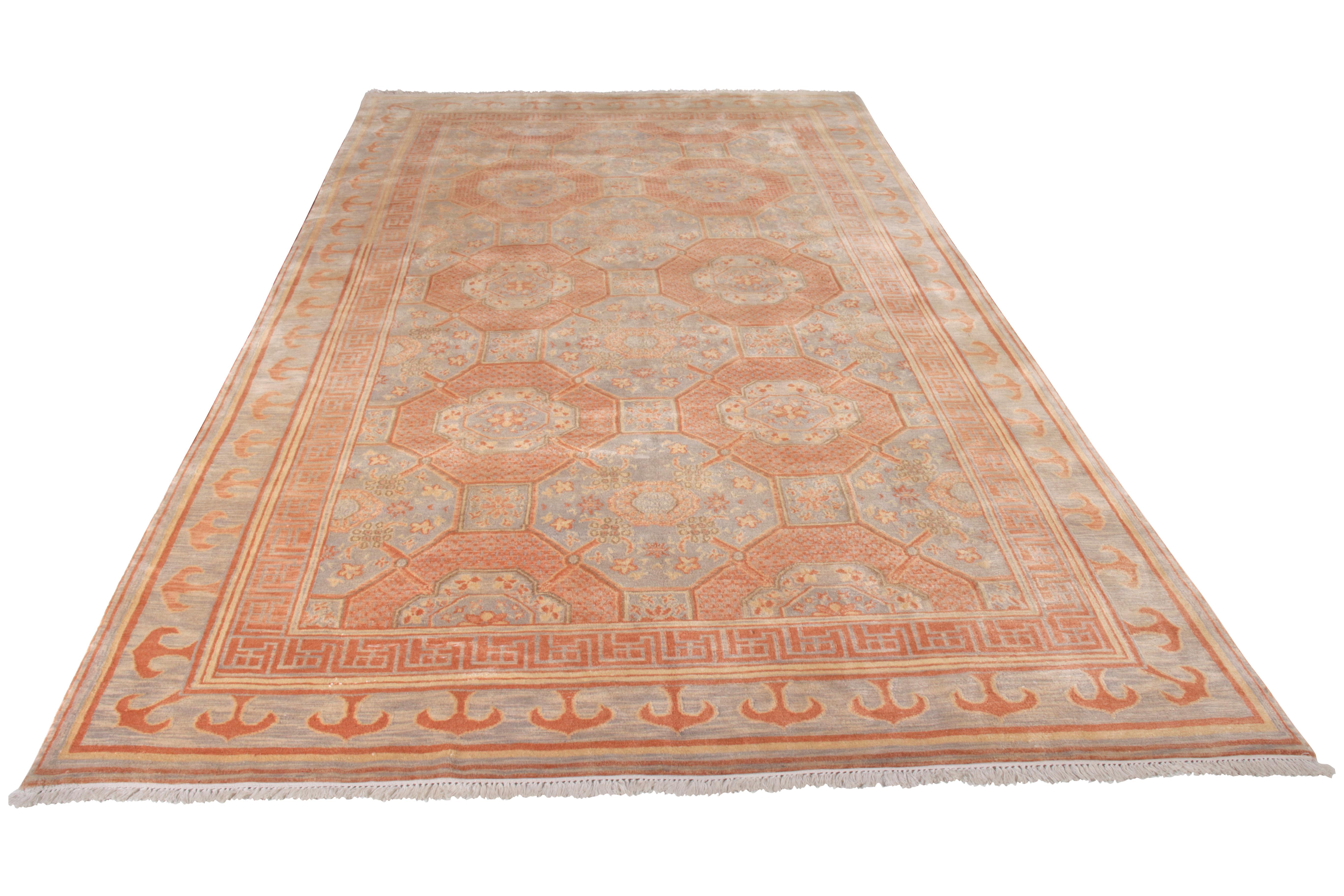 Un'ode ai venerati stili dei tappeti Khotan 8x12 in blu e arancione, che si aggiunge alla Modern Classics Collection di Rug & Kilim. Annodato a mano in lana, sposa graziosi medaglioni geometrici ed elementi floreali per un cenno unico a questo