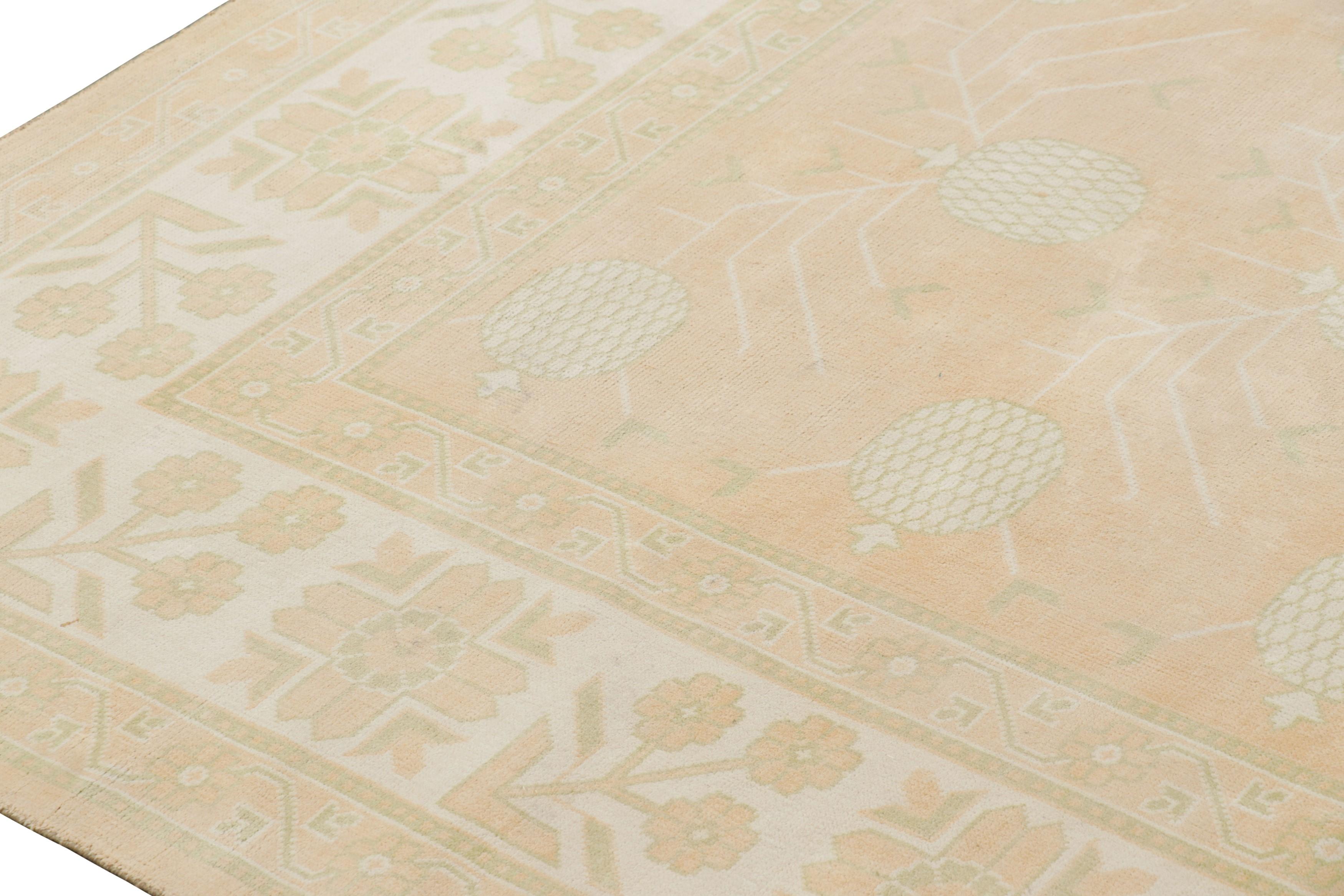 Rug & Kilim's Khotan Style Teppich in Blau und Rosa mit Granatapfel-Blumenmustern (Indisch) im Angebot