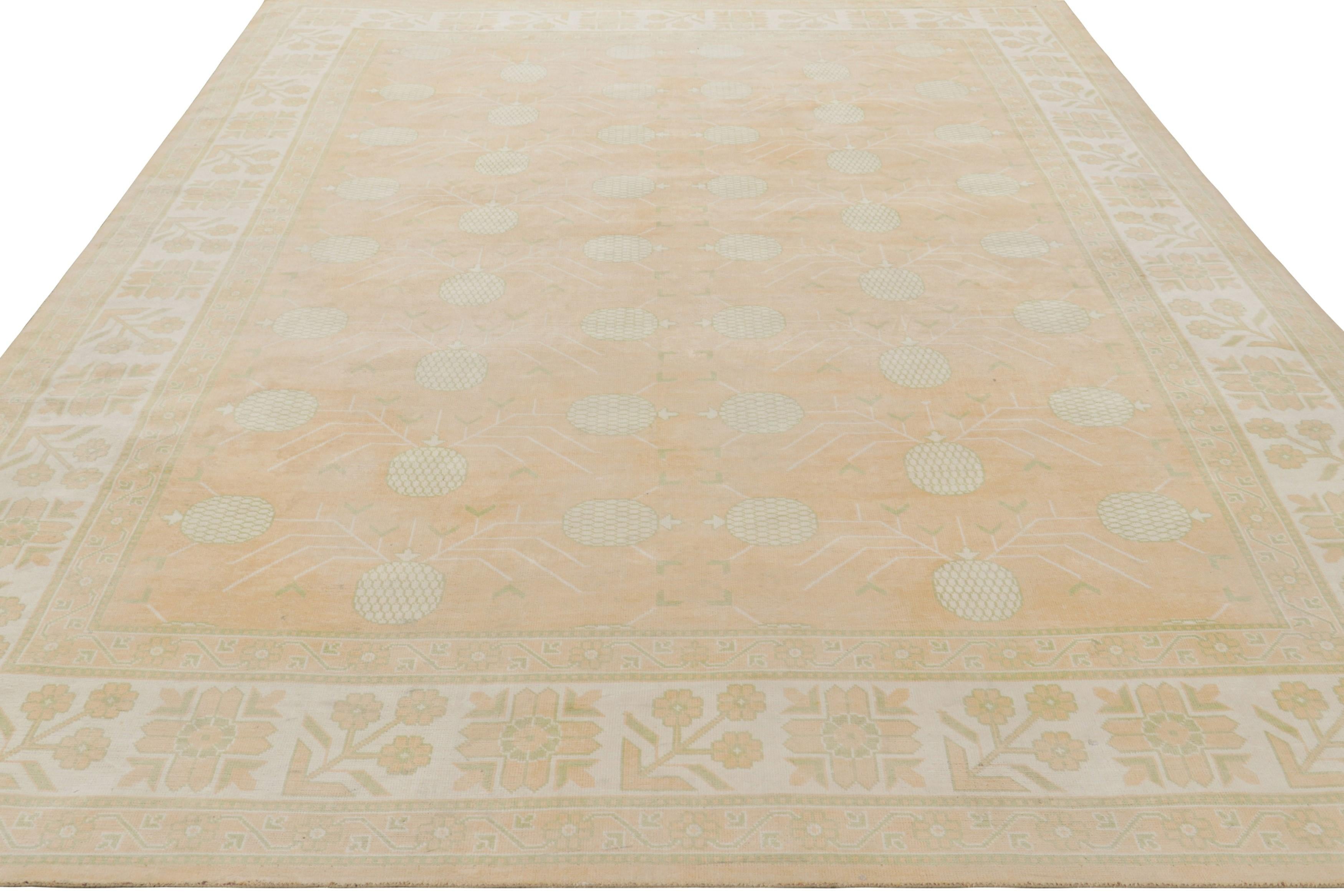 Rug & Kilim's Khotan Style Teppich in Blau und Rosa mit Granatapfel-Blumenmustern (Handgeknüpft) im Angebot